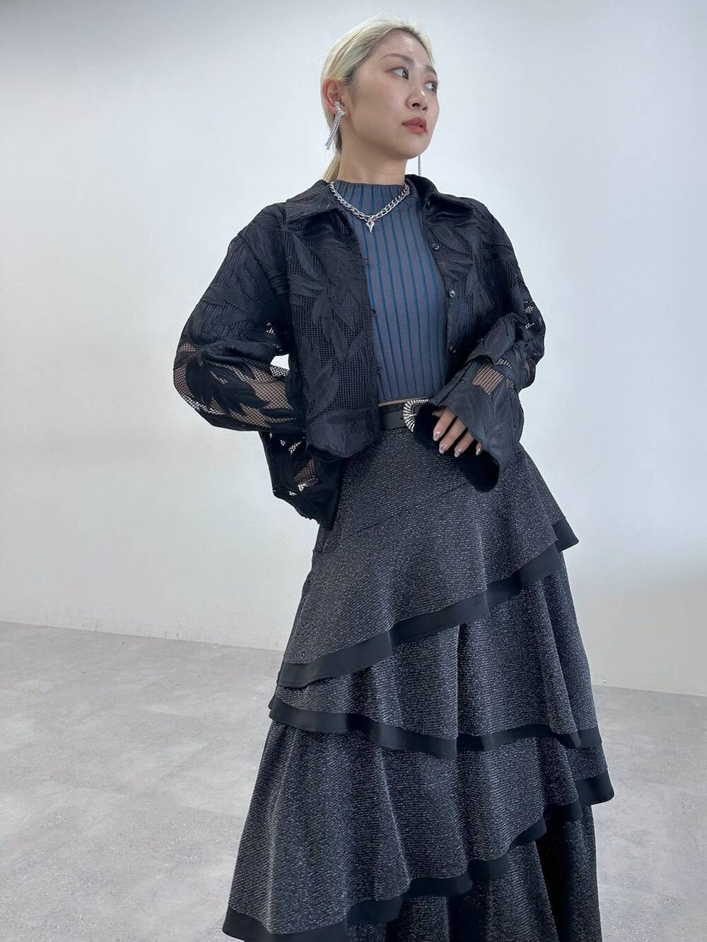 「体型カバー、着痩せ・細見え、モード、結婚式2次会、休日コーデ、デート/ロマンティック、秋コーデ、女子会、個性派、モテ、きれいめ、カラーコーデ_HARE、HARE、ロングスカート、ニット」｜「HAREのビジューフリンジイヤリング(HARE)（イヤリング、シルバー系）」を使った、hare_usamiさん（骨格ウェーブ・レディース・158cm）の春コーディネートの4枚目の写真