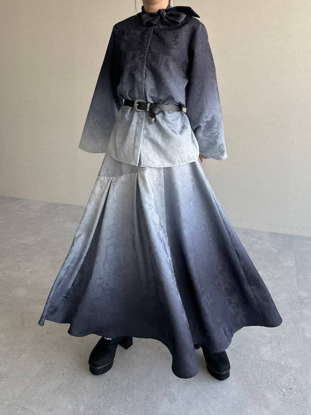 ブラック系のブーツ、ブラック系のシャツ/ブラウス、ブラック系のスカートを着用したレディースの冬コーディネートの5枚目の写真