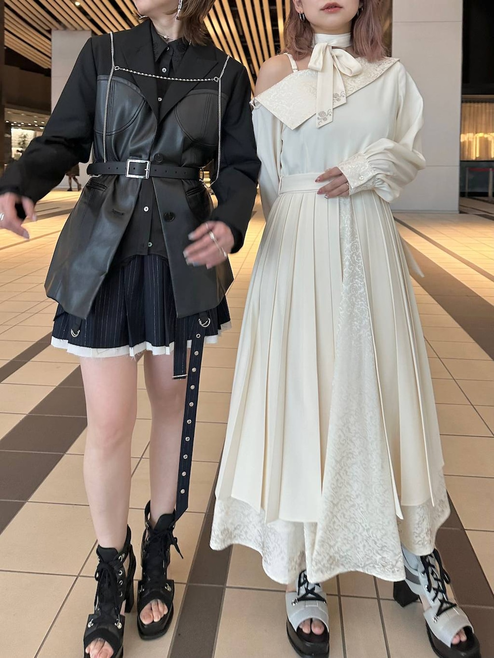 ブラック系のブーツ、ベージュ系のブーツ、ブラック系のベルトを着用したレディースの春コーディネートの7枚目の写真