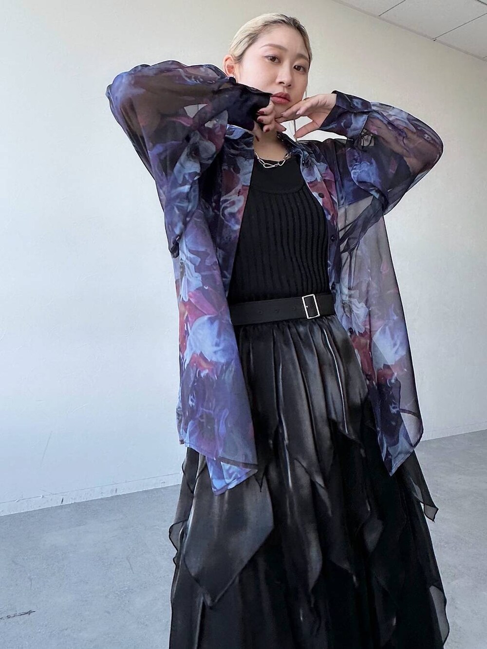 ブラック系のサンダル、ブラック系のニット/セーター、パープル系のシャツ/ブラウスを着用したレディースの春コーディネートの3枚目の写真