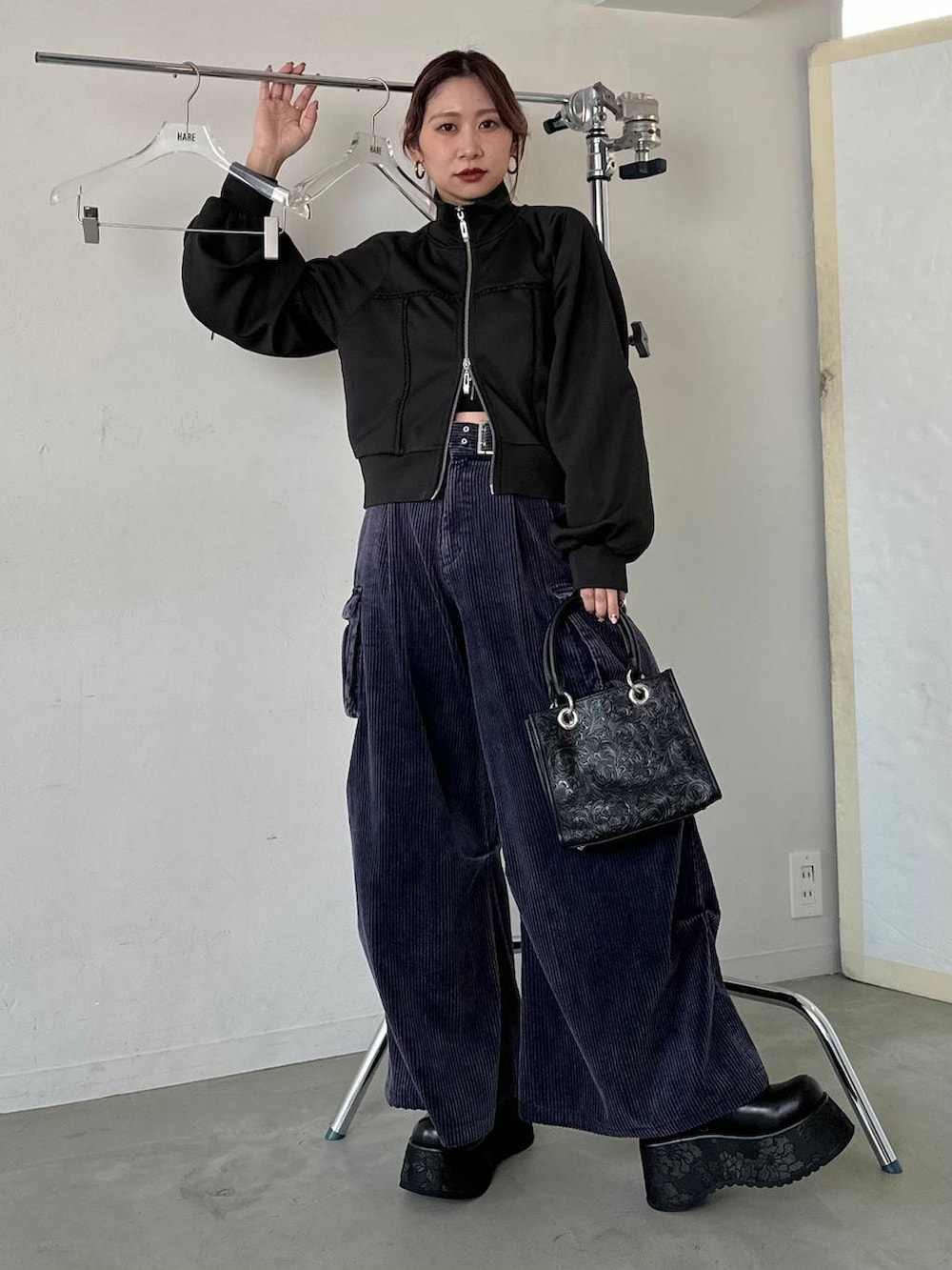 ブラック系のショルダーバッグ、ブルー系のパーカー、ブルー系のカーゴパンツを着用したレディースの秋コーディネートの9枚目の写真