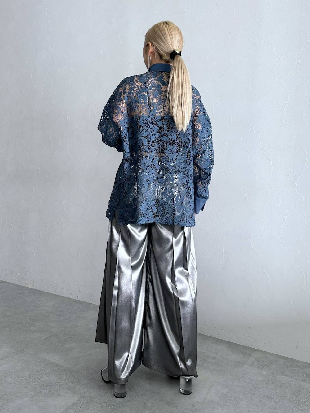 シルバー系のサンダル、シルバー系のその他パンツ、ブルー系のシャツ/ブラウスを着用したレディースの夏コーディネートの3枚目の写真