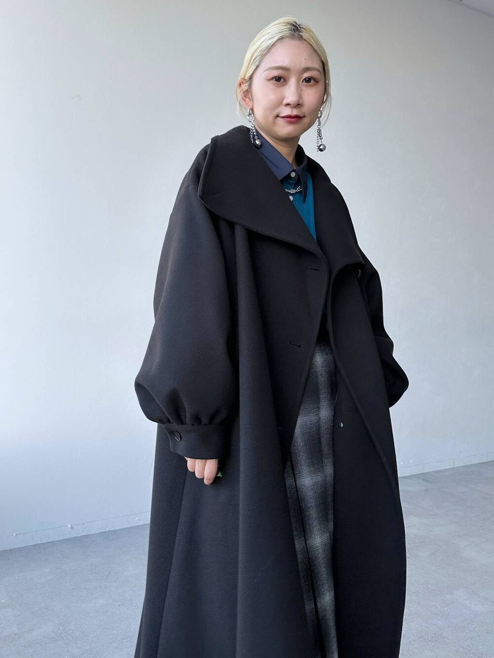 「体型カバー、着痩せ・細見え、モード、秋コーデ、女子会、個性派、モテ、きれいめ、カラーコーデ_HARE、HARE、コート、シャツ、スカート、ローファー、結婚式2次会」｜「HAREのウーリーテックBIGカラーロングコート(HARE)（チェスターコート、ブラック系）」を使った、hare_usamiさん（骨格ウェーブ・レディース・158cm）の秋コーディネートの5枚目の写真