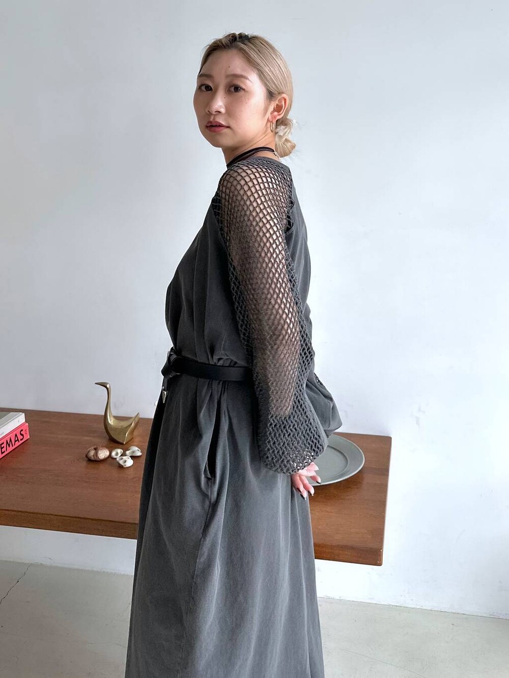 シルバー系のサンダル、グレー系のワンピース、ブラック系のベルトを着用したレディースの春コーディネートの5枚目の写真