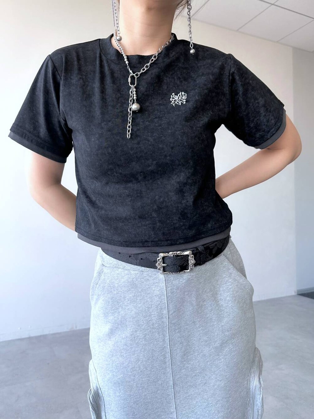 「体型カバー、着痩せ・細見え、モード、結婚式2次会、休日コーデ、デート/ロマンティック、春コーデ、女子会、個性派、モテ、きれいめ、カラーコーデ_HARE、HARE、スカート、Tシャツ」｜「HAREのデザインレースアップブーサン(HARE)（サンダル、シルバー系）」を使った、hare_usamiさん（レディース・158cm）の春コーディネートの5枚目の写真