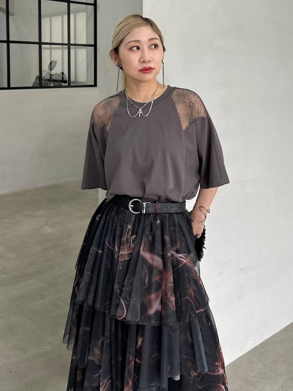 「きれいめ、着痩せ・細見え、モード、結婚式2次会、休日コーデ、デート/ロマンティック、春コーデ、女子会、個性派、モテ、カラーコーデ_HARE、HARE、Tシャツ、ロングスカート」｜「HAREのデザインレースアップブーサン(HARE)（サンダル、シルバー系）」を使った、hare_usamiさん（レディース・158cm）の春コーディネートの4枚目の写真