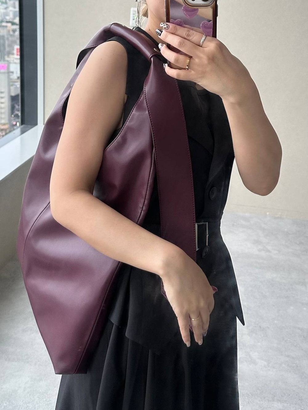 「きれいめ、着痩せ・細見え、モード、結婚式2次会、休日コーデ、デート/ロマンティック、夏コーデ、女子会、個性派、モテ、カラーコーデ_HARE、HARE、トートバッグ」｜「HAREのシンセティックレザーショッパートートバッグ(HARE)（トートバッグ、レッド系）」を使った、hare_usamiさん（レディース・158cm）の夏コーディネートの2枚目の写真