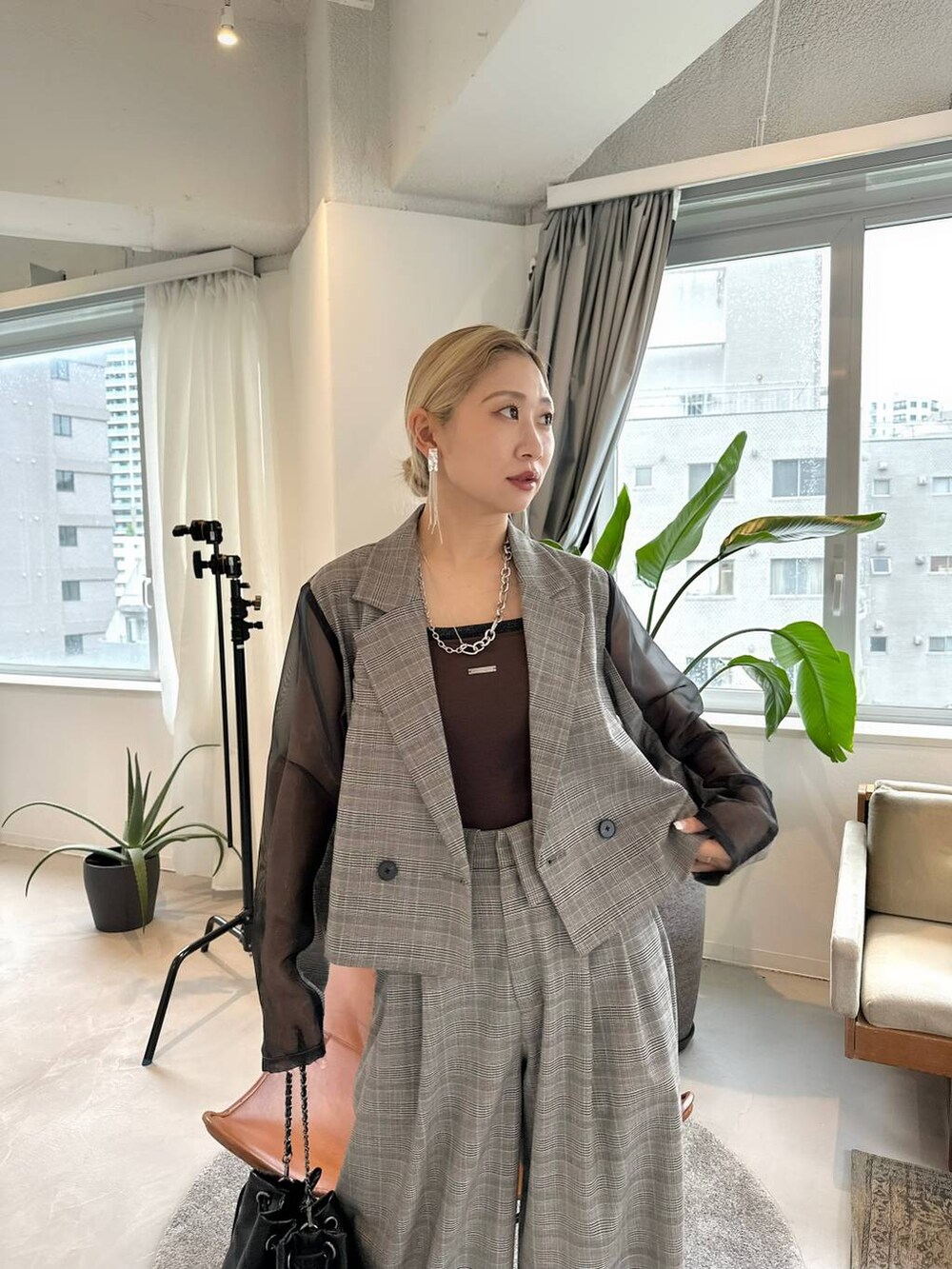 ブラック系のサンダル、ブラウン系のキャミソール、ブラウン系のその他パンツを着用したレディースの夏コーディネートの4枚目の写真