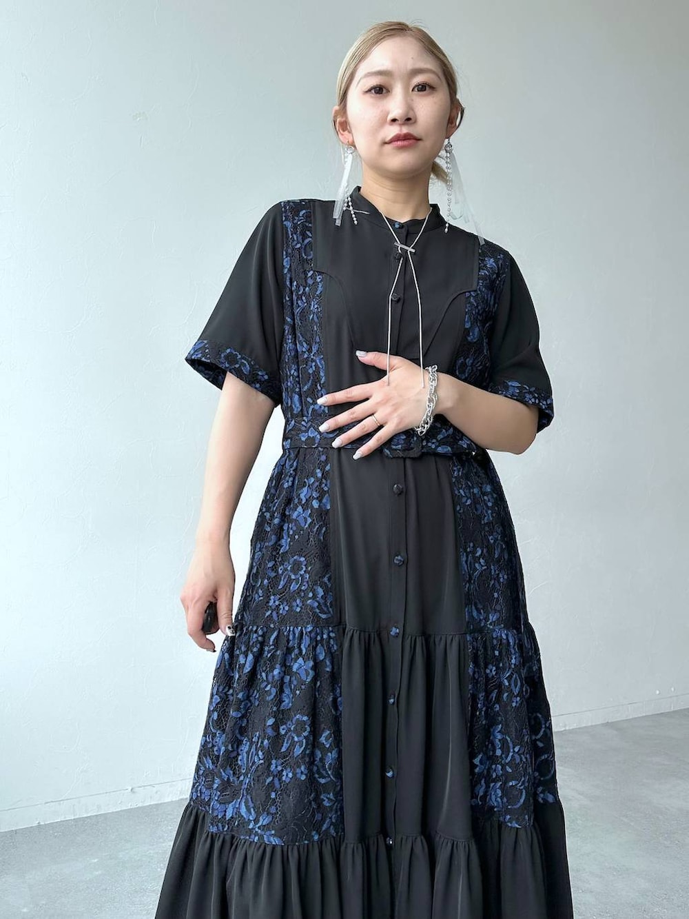 「きれいめ、着痩せ・細見え、モード、結婚式2次会、休日コーデ、デート/ロマンティック、春コーデ、女子会、個性派、モテ、カラーコーデ_HARE、HARE、ワンピース、サンダル」｜「HAREのメッシュレースアップブーサン(HARE)（サンダル、ブラック系）」を使った、hare_usamiさん（レディース・158cm）の春コーディネートの3枚目の写真