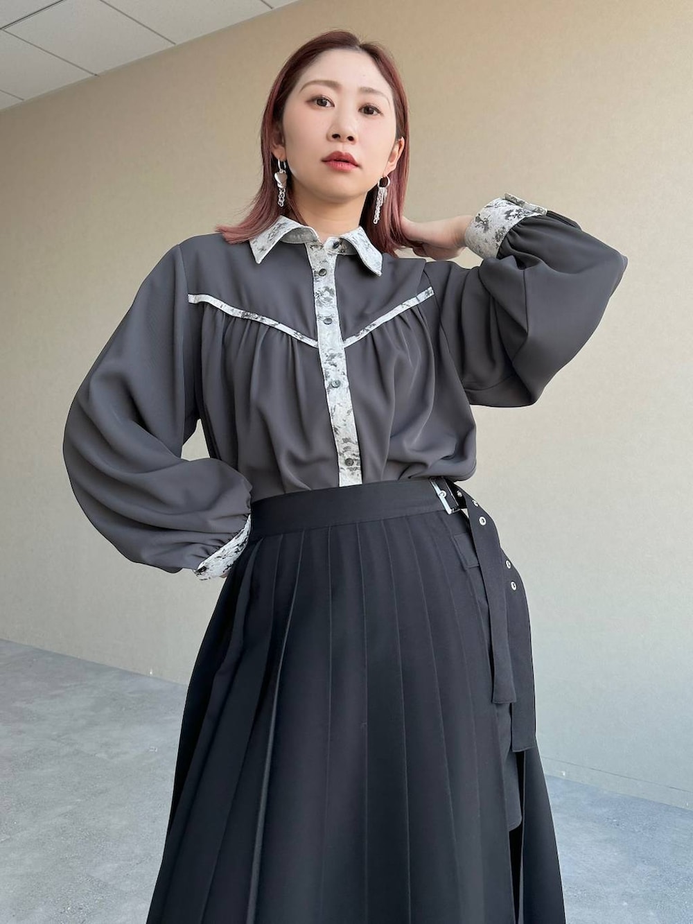 ブラック系のブーツ、グレー系のシャツ/ブラウス、ブラック系のスカートを着用したレディースの冬コーディネートの3枚目の写真