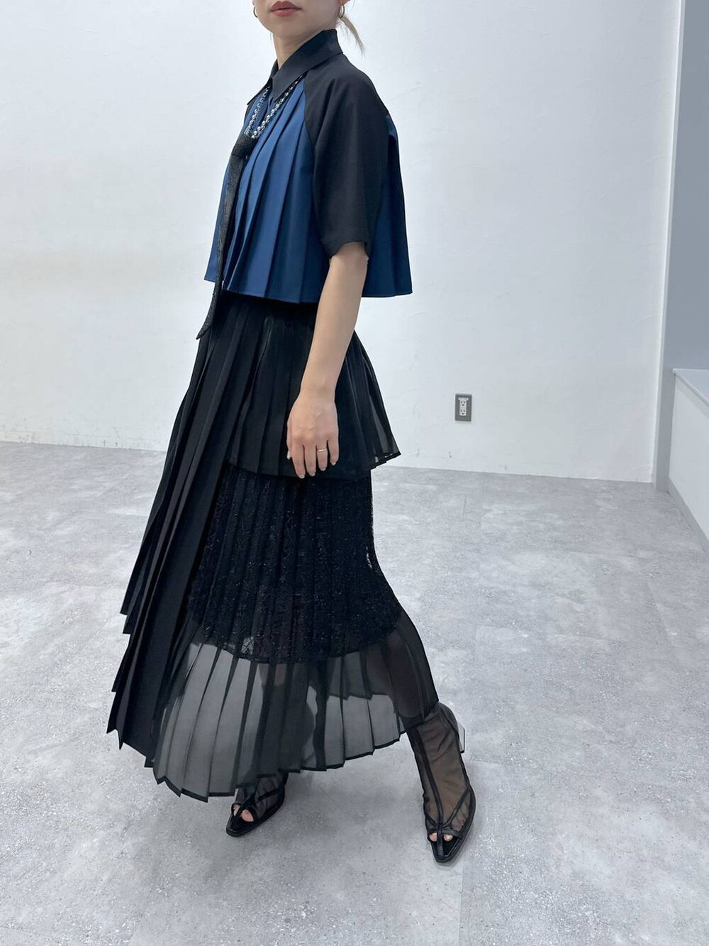 「カラーコーデ_HARE、HARE、ロングスカート、シャツ、体型カバー、着痩せ・細見え、モード、結婚式2次会、休日コーデ、デート/ロマンティック、秋コーデ、女子会、個性派、モテ、きれいめ」｜「HAREのメタルヒールメッシュブーサン(HARE)（サンダル、ブラック系）」を使った、hare_usamiさん（骨格ウェーブ・レディース・158cm）の春コーディネートの6枚目の写真