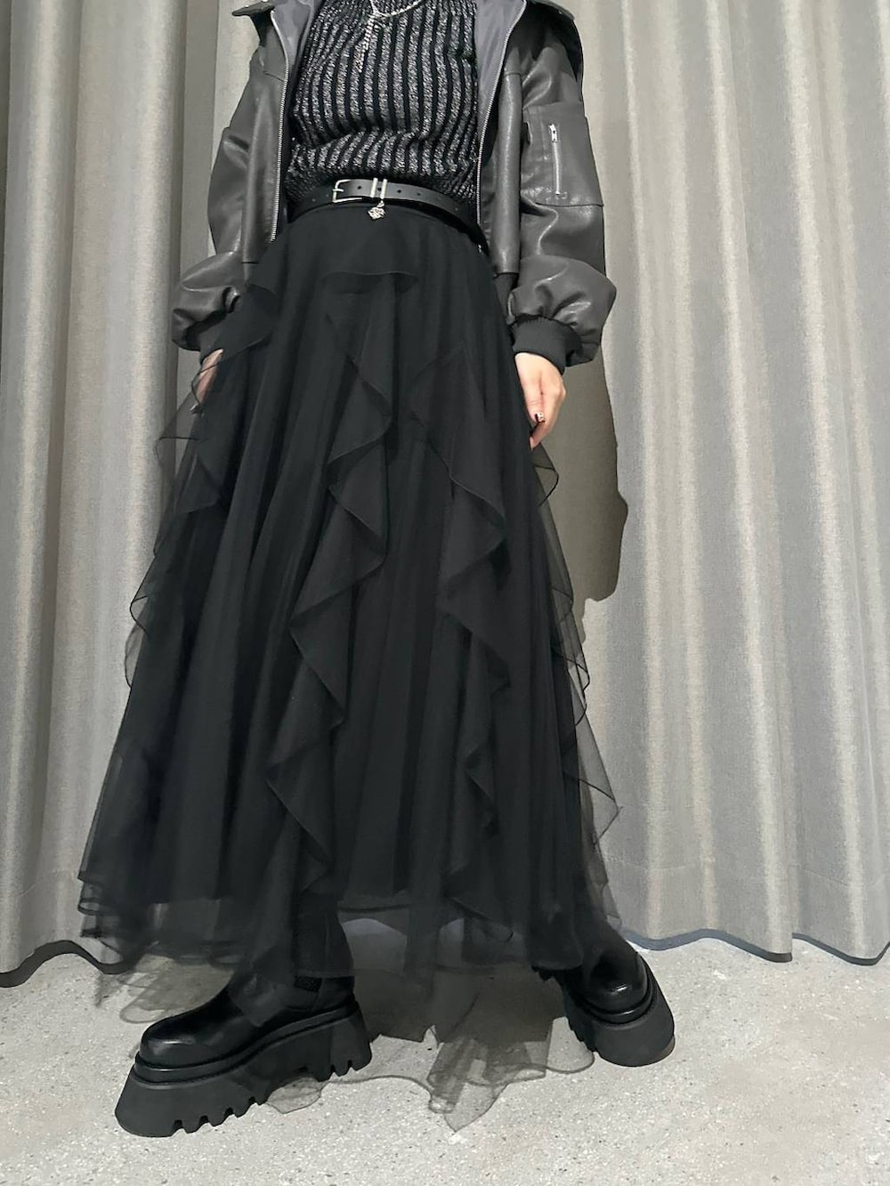 「体型カバー、着痩せ・細見え、モード、モテ、結婚式2次会、休日コーデ、デート/ロマンティック、秋コーデ、女子会、個性派、きれいめ、カラーコーデ_HARE、HARE、ロングスカート、ブルゾン」｜「HAREのラメランダムリブニット(HARE)（ニット/セーター、ブラック系）」を使った、hare_usamiさん（レディース・158cm）の冬コーディネートの7枚目の写真