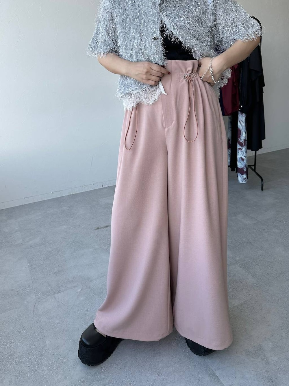 「きれいめ、着痩せ・細見え、モード、結婚式2次会、休日コーデ、デート/ロマンティック、春コーデ、女子会、個性派、モテ、カラーコーデ_HARE、HARE、ワイドパンツ、シャツ」｜「HAREのチェーンフリンジイヤリング(HARE)（イヤリング、シルバー系）」を使った、hare_usamiさん（レディース・158cm）の春コーディネートの5枚目の写真