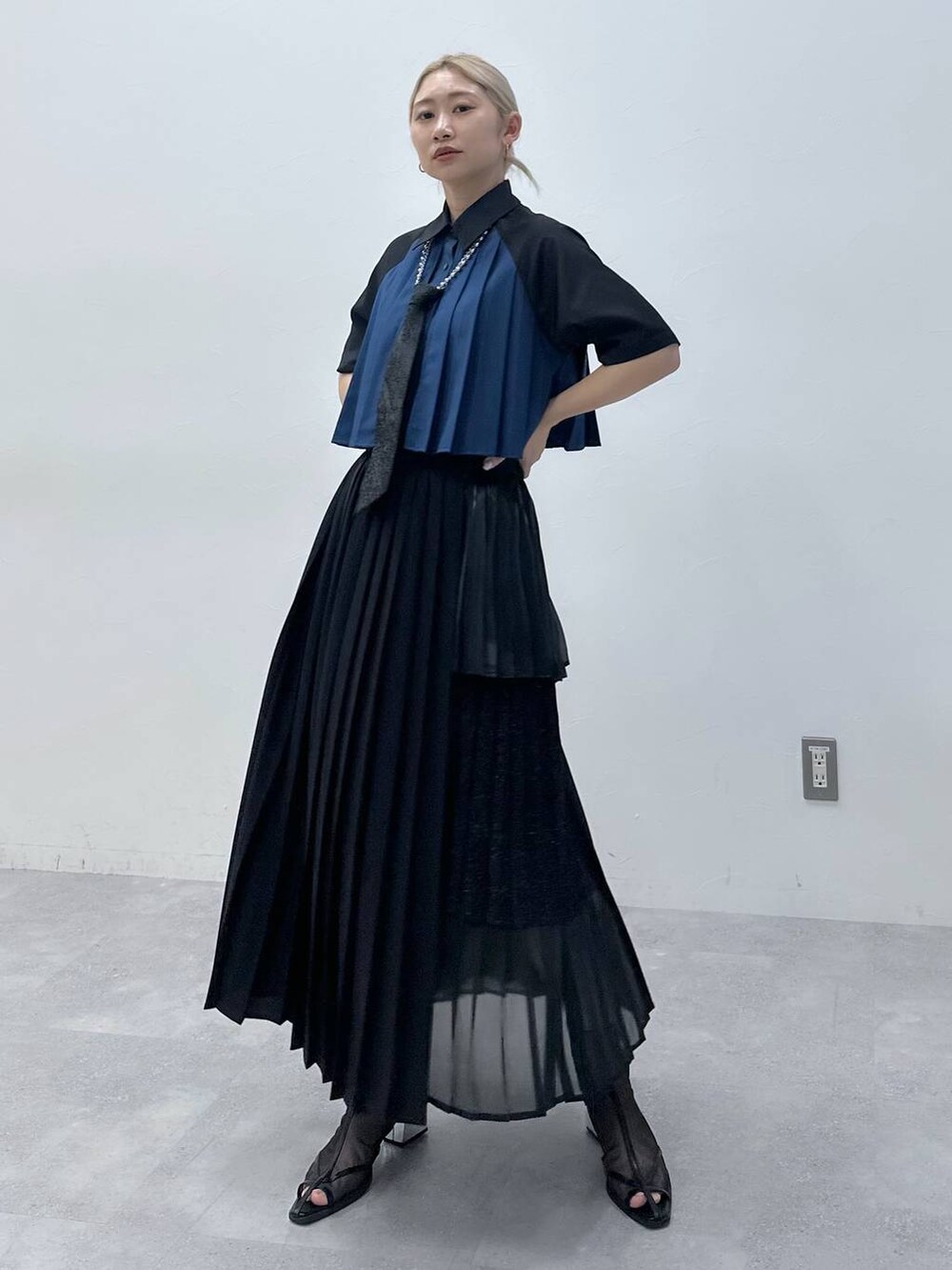 「カラーコーデ_HARE、HARE、ロングスカート、シャツ、体型カバー、着痩せ・細見え、モード、結婚式2次会、休日コーデ、デート/ロマンティック、秋コーデ、女子会、個性派、モテ、きれいめ」｜「HAREのメタルヒールメッシュブーサン(HARE)（サンダル、ブラック系）」を使った、hare_usamiさん（骨格ウェーブ・レディース・158cm）の春コーディネートの8枚目の写真