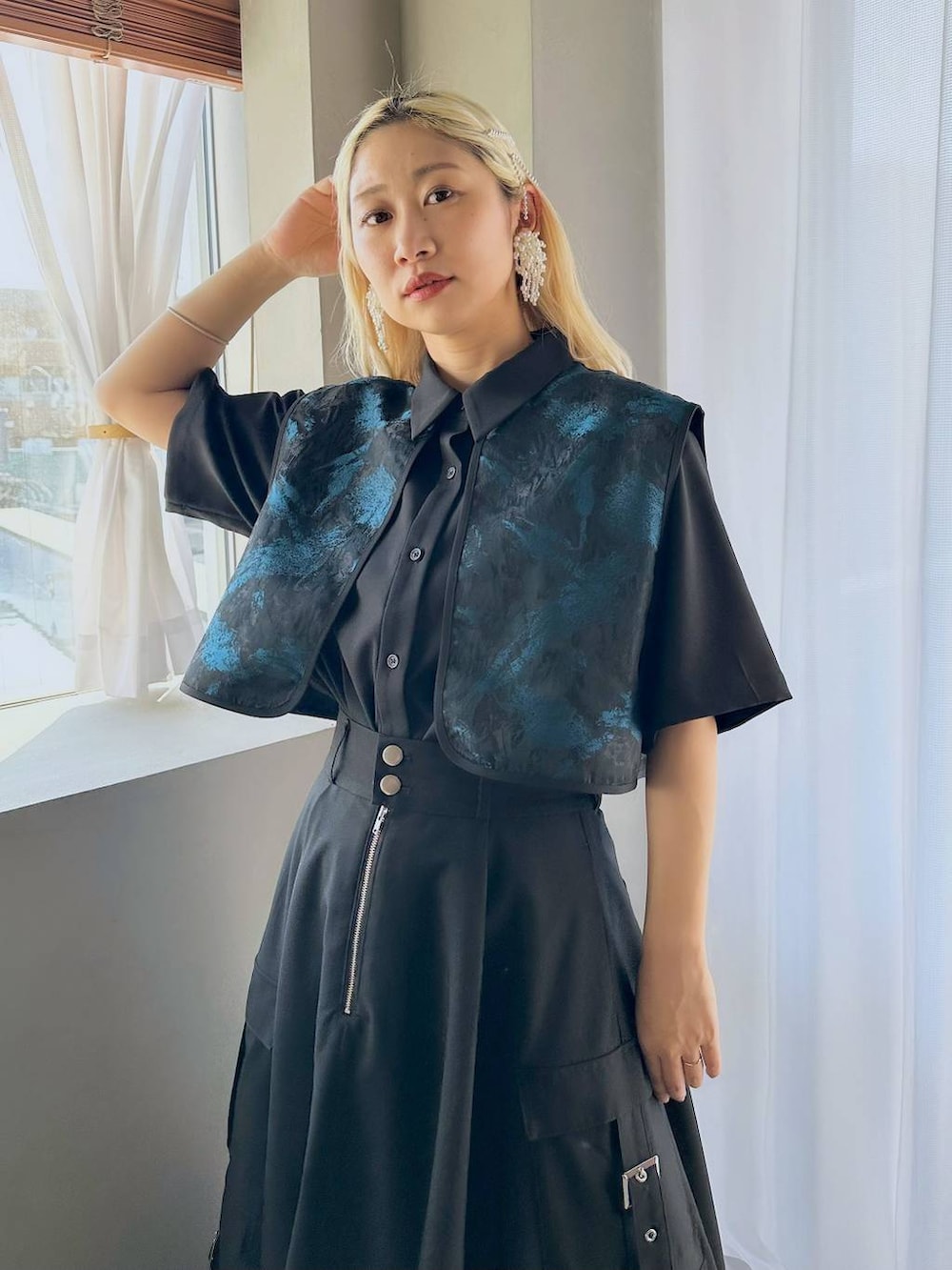 「HARE、シャツ、体型カバー、着痩せ・細見え、モード、結婚式2次会、休日コーデ、デート/ロマンティック、秋コーデ、女子会、個性派、モテ、きれいめ、カラーコーデ_HARE、ロングスカート」｜「HAREのパールボリュームデザインイヤリング(HARE)（イヤリング、ホワイト系）」を使った、hare_usamiさん（骨格ウェーブ・レディース・158cm）の春コーディネートの4枚目の写真