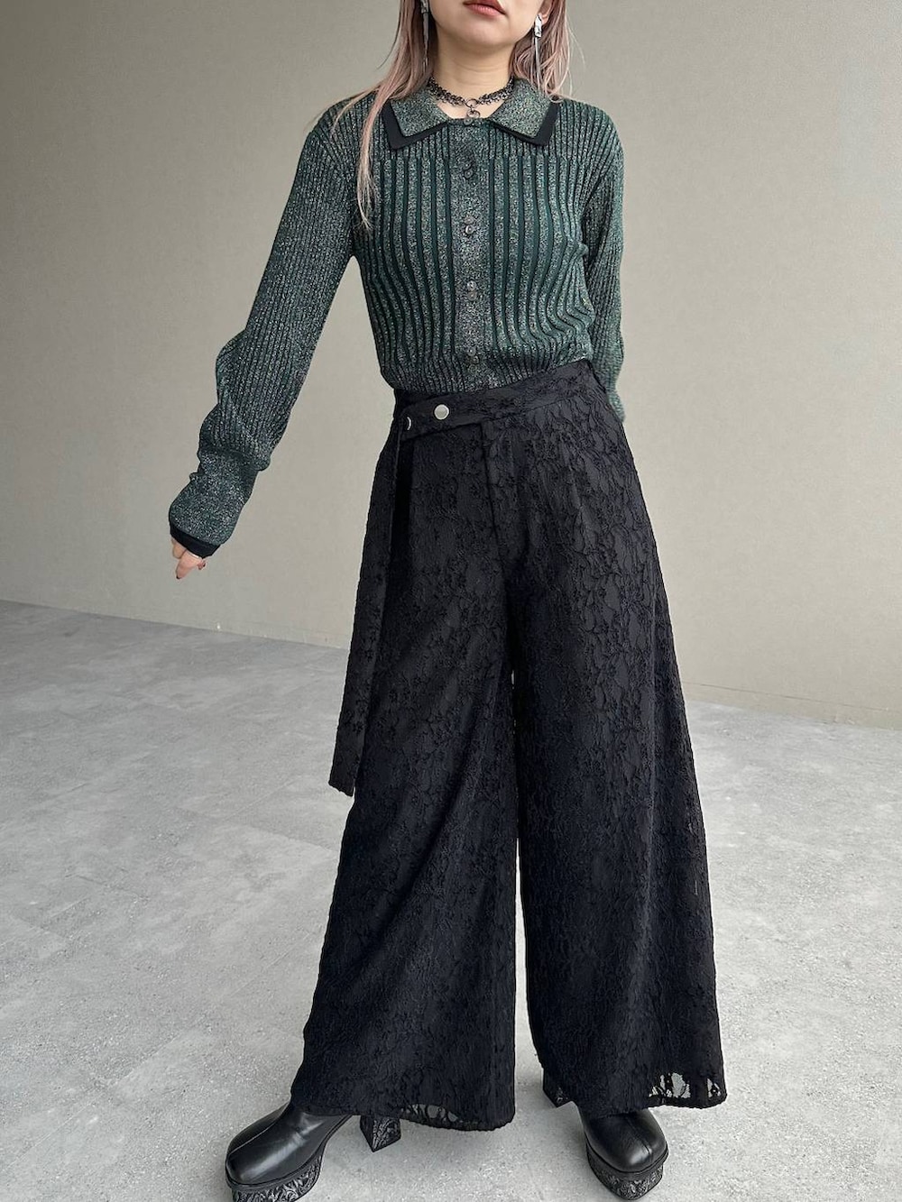 グレー系のブーツ、グリーン系のカーディガン/ボレロ、シルバー系のイヤリングを着用したレディースの秋コーディネートの6枚目の写真