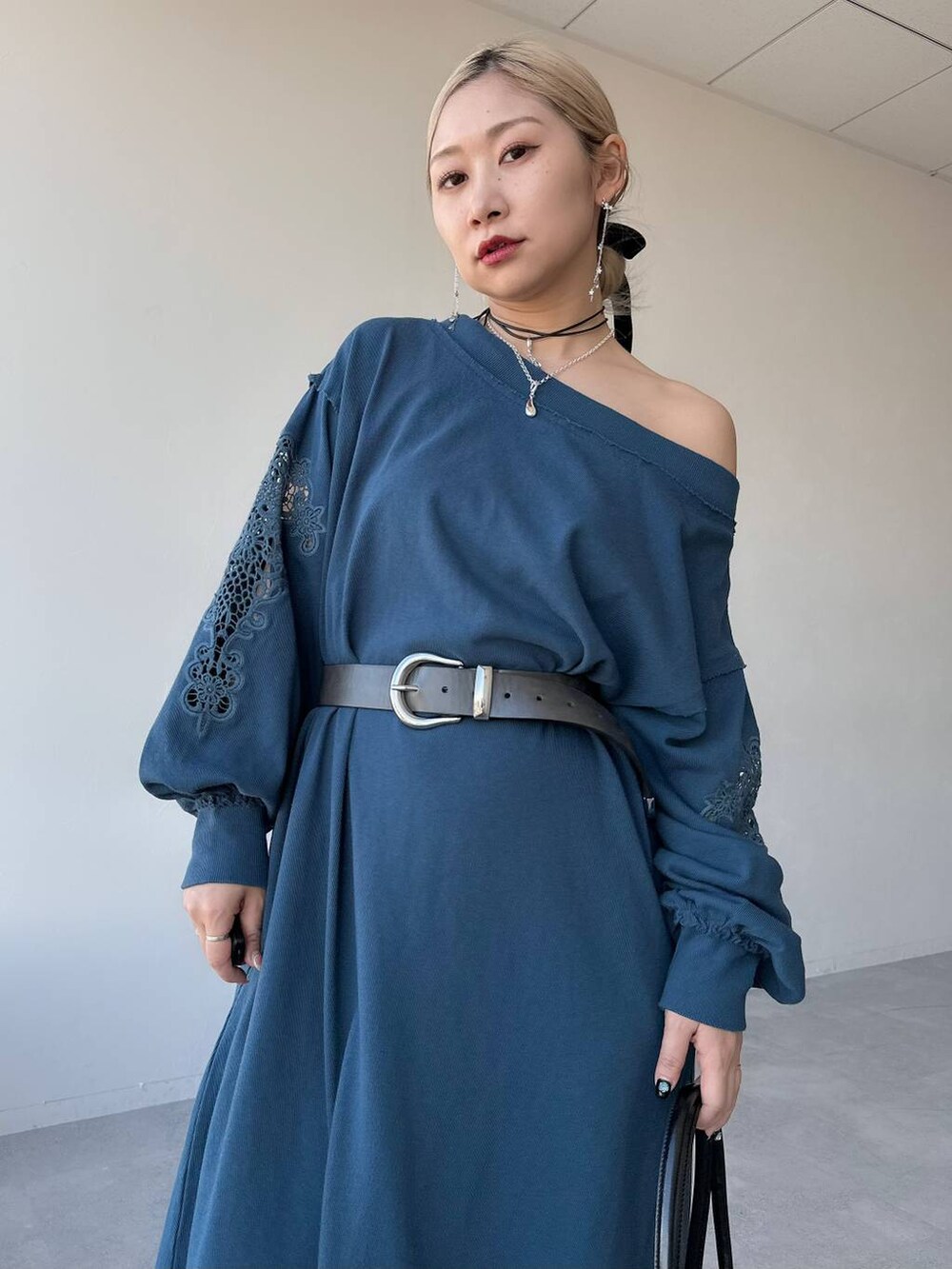 「体型カバー、着痩せ・細見え、モード、結婚式2次会、休日コーデ、デート/ロマンティック、春コーデ、女子会、個性派、モテ、きれいめ、カラーコーデ_HARE、HARE、ベルト、ワンピース」｜「HAREのサイドアキメッシュキリカエブーツ(HARE)（ブーツ、ブラック系）」を使った、hare_usamiさん（レディース・158cm）の冬コーディネートの3枚目の写真