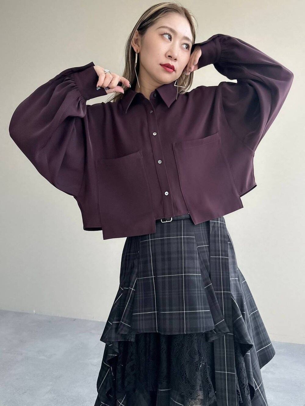 レッド系のシャツ/ブラウス、シルバー系のピアス（両耳用）を着用したレディースの夏コーディネートの3枚目の写真