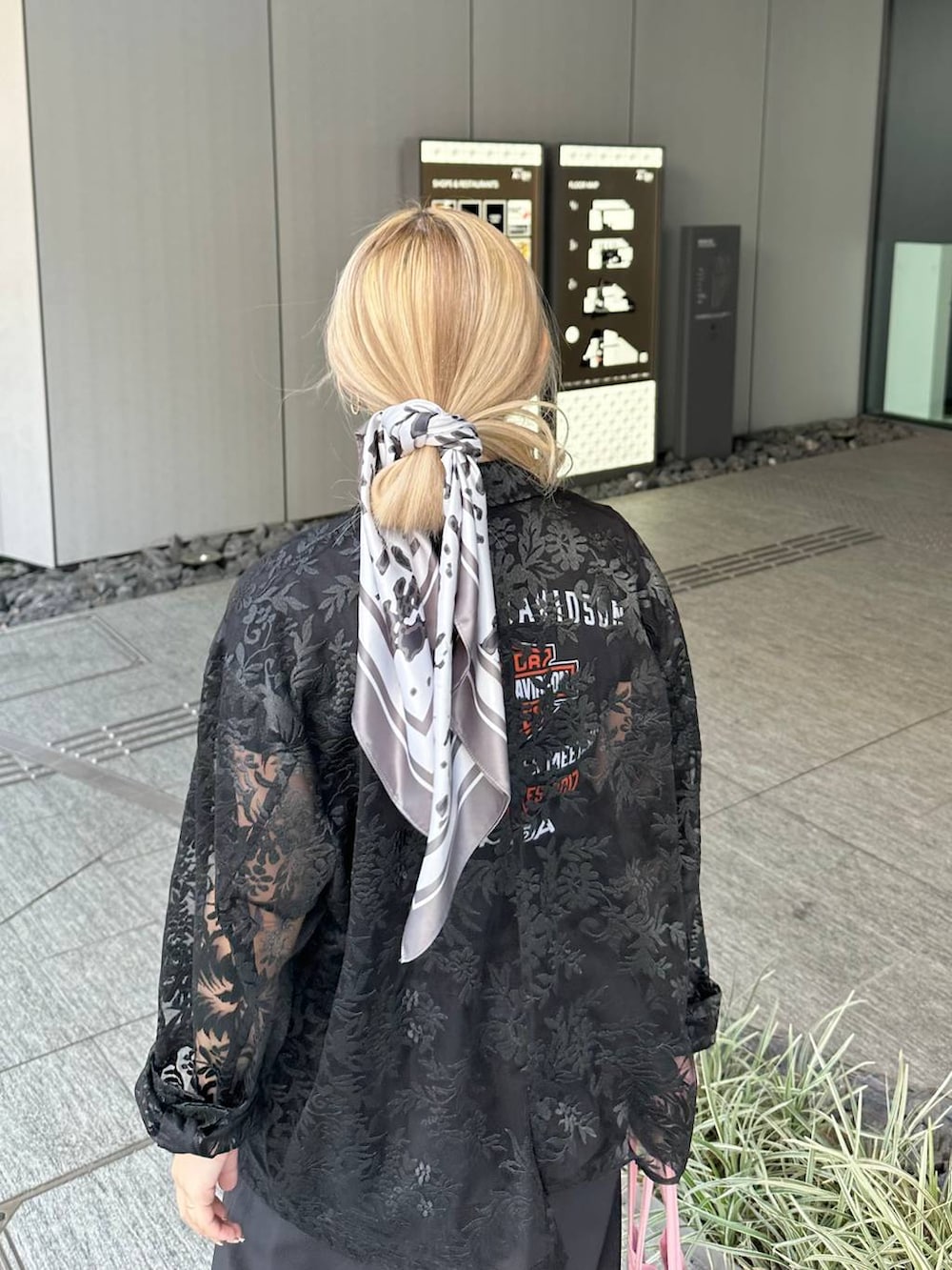 「きれいめ、着痩せ・細見え、モード、結婚式2次会、休日コーデ、デート/ロマンティック、夏コーデ、女子会、個性派、モテ、カラーコーデ_HARE、HARE、ワイドパンツ、ジャケット」｜「HAREのラメメッシュスニーカーサンダル(HARE)（サンダル、ブラック系）」を使った、hare_usamiさん（レディース・158cm）の夏コーディネートの4枚目の写真