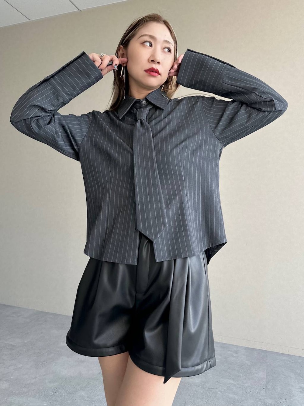 「きれいめ、着痩せ・細見え、モード、結婚式2次会、休日コーデ、デート/ロマンティック、秋コーデ、女子会、個性派、モテ、HARE、秋冬新作、ショートパンツ、シャツ、シャツスタイル」｜「HAREの2WAYアソートパラシュートパンツ(HARE)（カーゴパンツ、ブラック系）」を使った、hare_usamiさん（レディース・158cm）の夏コーディネートの3枚目の写真
