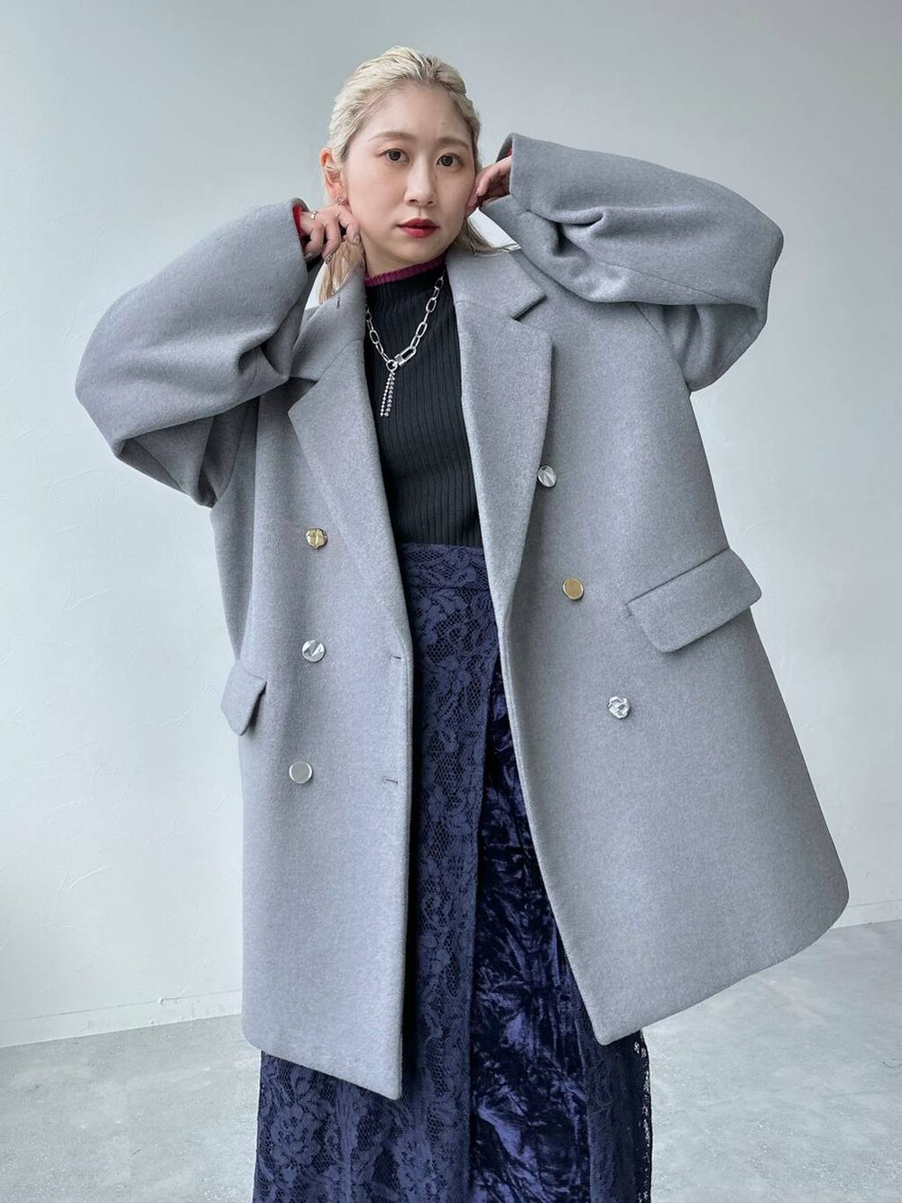 「体型カバー、着痩せ・細見え、モード、結婚式2次会、休日コーデ、デート/ロマンティック、秋コーデ、女子会、個性派、モテ、きれいめ、カラーコーデ_HARE、HARE、コート、ロングスカート」｜「HAREのウールミドルテーラードジャケットコート(HARE)（チェスターコート、グレー系）」を使った、hare_usamiさん（骨格ウェーブ・レディース・158cm）の夏コーディネートの4枚目の写真