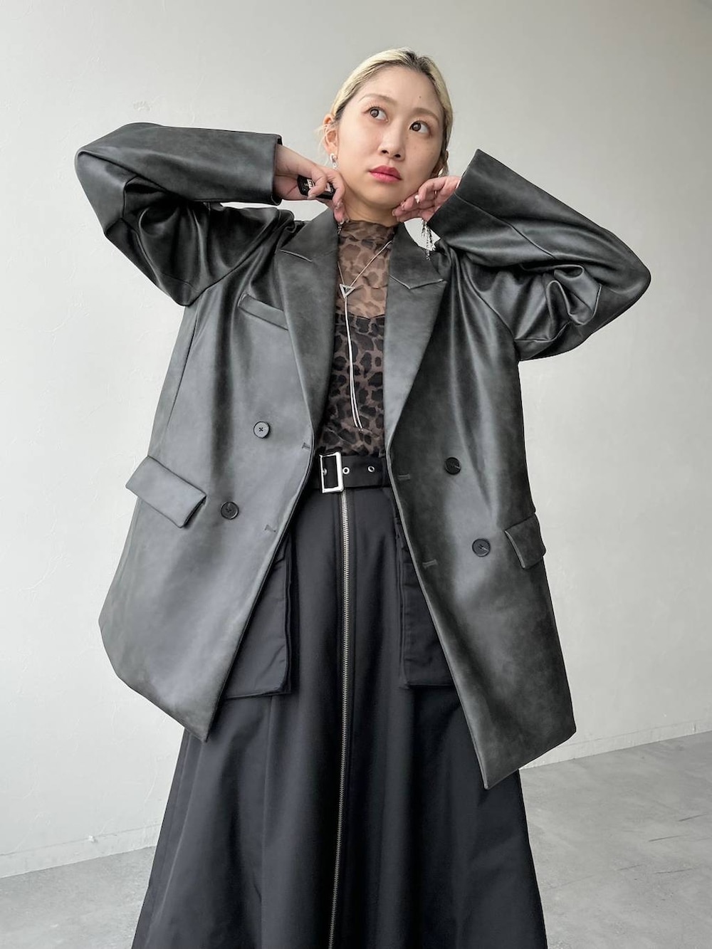 ブラウン系のTシャツ/カットソー、グレー系のテーラードジャケット、グレー系のブーツを着用したレディースの秋コーディネートの3枚目の写真