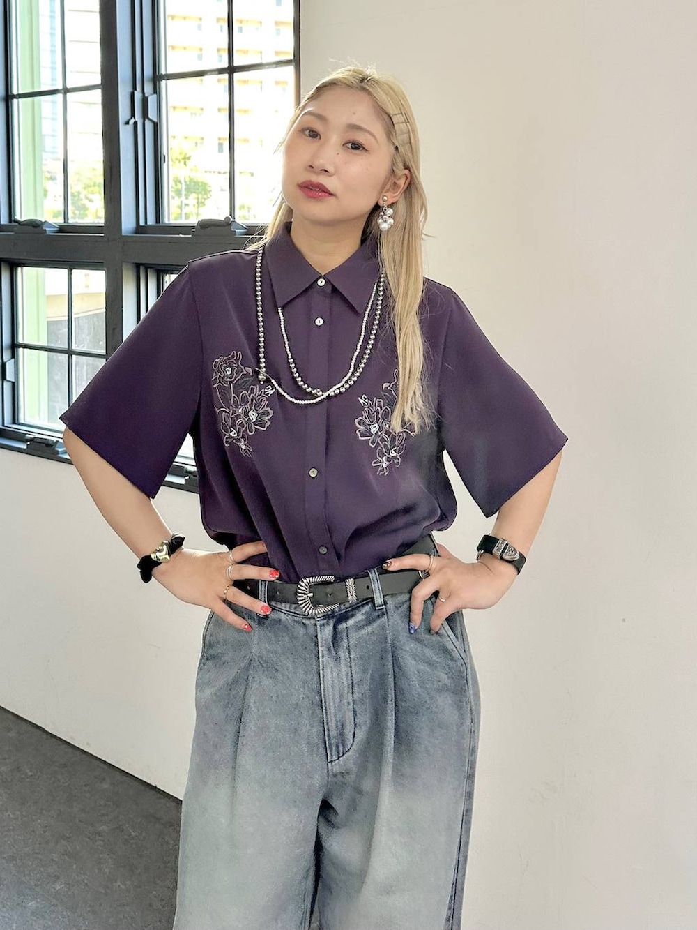 「モテ、体型カバー、着痩せ・細見え、モード、結婚式2次会、休日コーデ、デート/ロマンティック、夏コーデ、女子会、個性派、きれいめ、カラーコーデ_HARE、HARE、デニムパンツ、メンズライク」｜「HAREのトロミシシュウシャツ(HARE)（シャツ/ブラウス、パープル系）」を使った、hare_usamiさん（骨格ウェーブ・レディース・158cm）の夏コーディネートの3枚目の写真