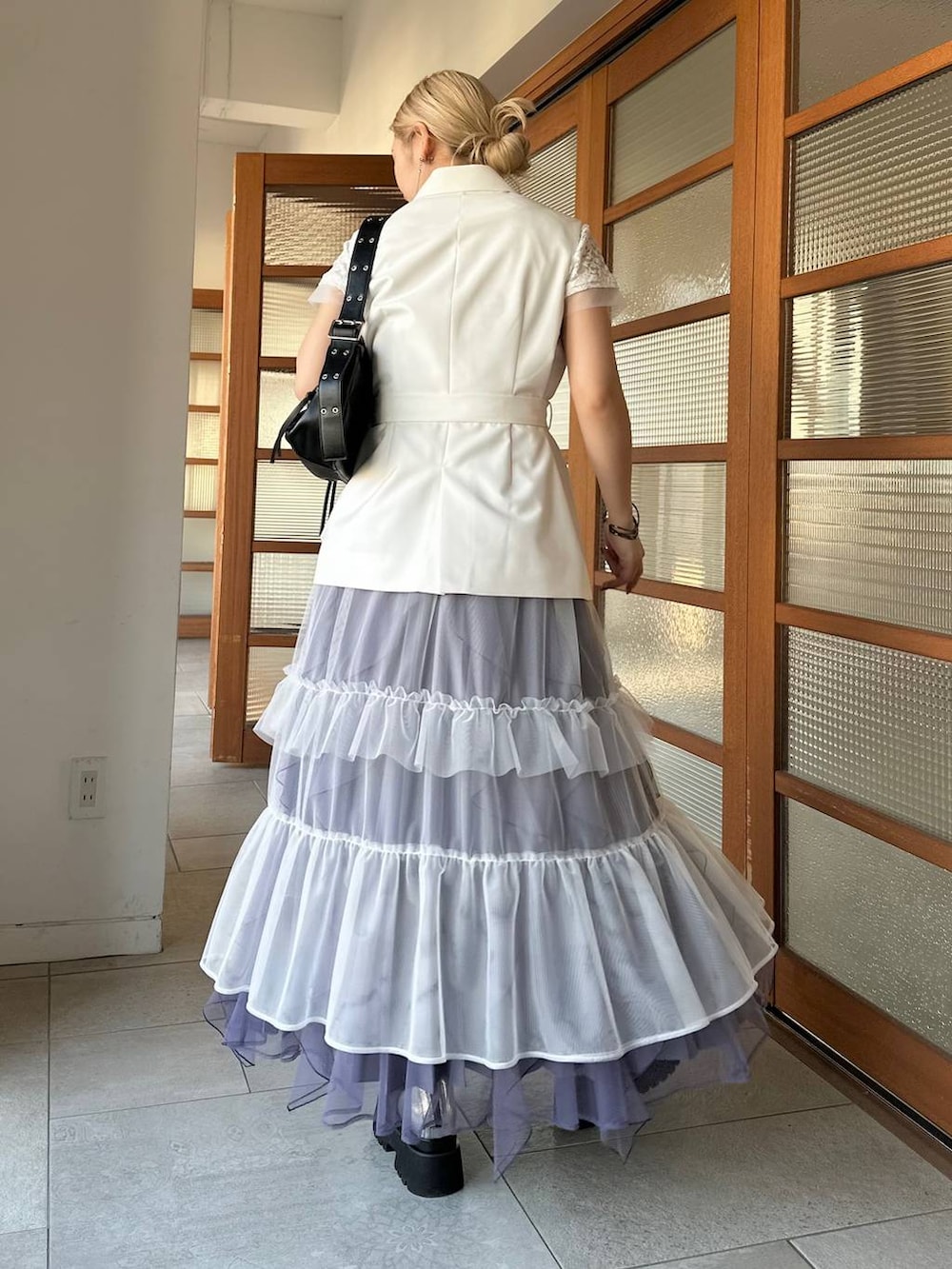 「きれいめ、着痩せ・細見え、モード、結婚式2次会、休日コーデ、デート/ロマンティック、春コーデ、女子会、個性派、モテ、カラーコーデ_HARE、HARE、ワンピース、スカート」｜「HAREのデザインレースアップブーサン(HARE)（サンダル、シルバー系）」を使った、hare_usamiさん（レディース・158cm）の春コーディネートの2枚目の写真