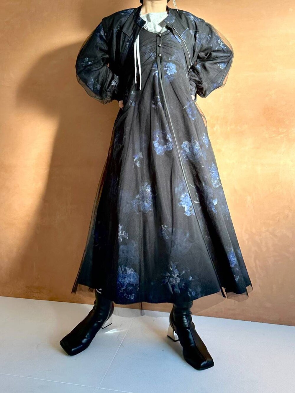 ブラック系のブーツ、ブラック系のブルゾン、ブラック系のワンピースを着用したレディースの冬コーディネートの6枚目の写真