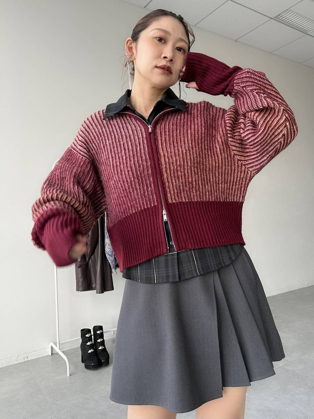 グレー系のその他パンツ、ブラック系のシャツ/ブラウス、ブラック系のブーツを着用したレディースの秋コーディネートの6枚目の写真