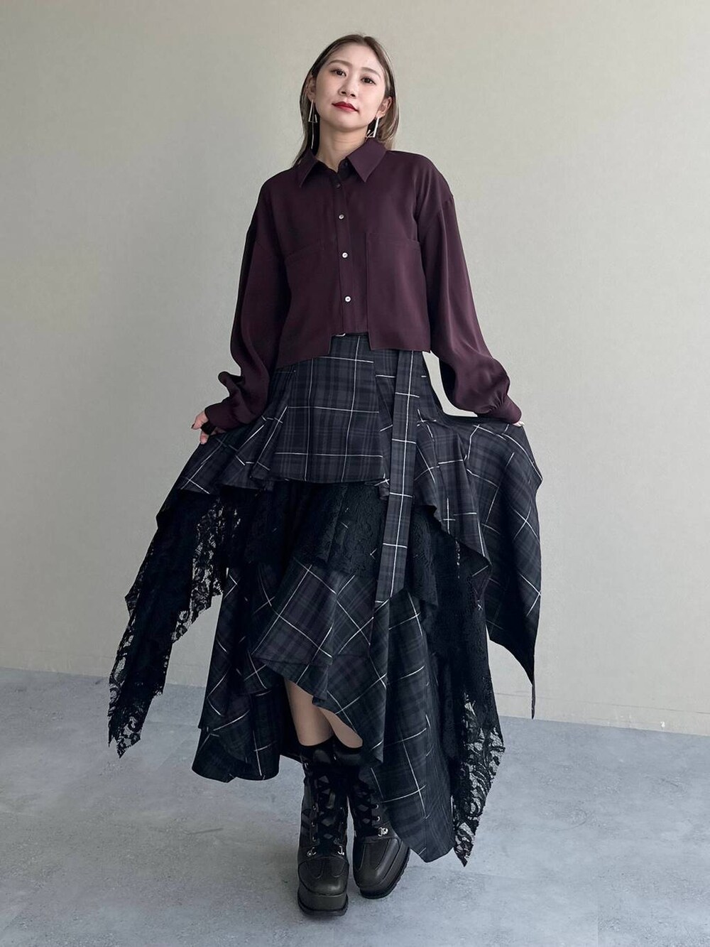 レッド系のシャツ/ブラウス、シルバー系のピアス（両耳用）を着用したレディースの夏コーディネートの7枚目の写真