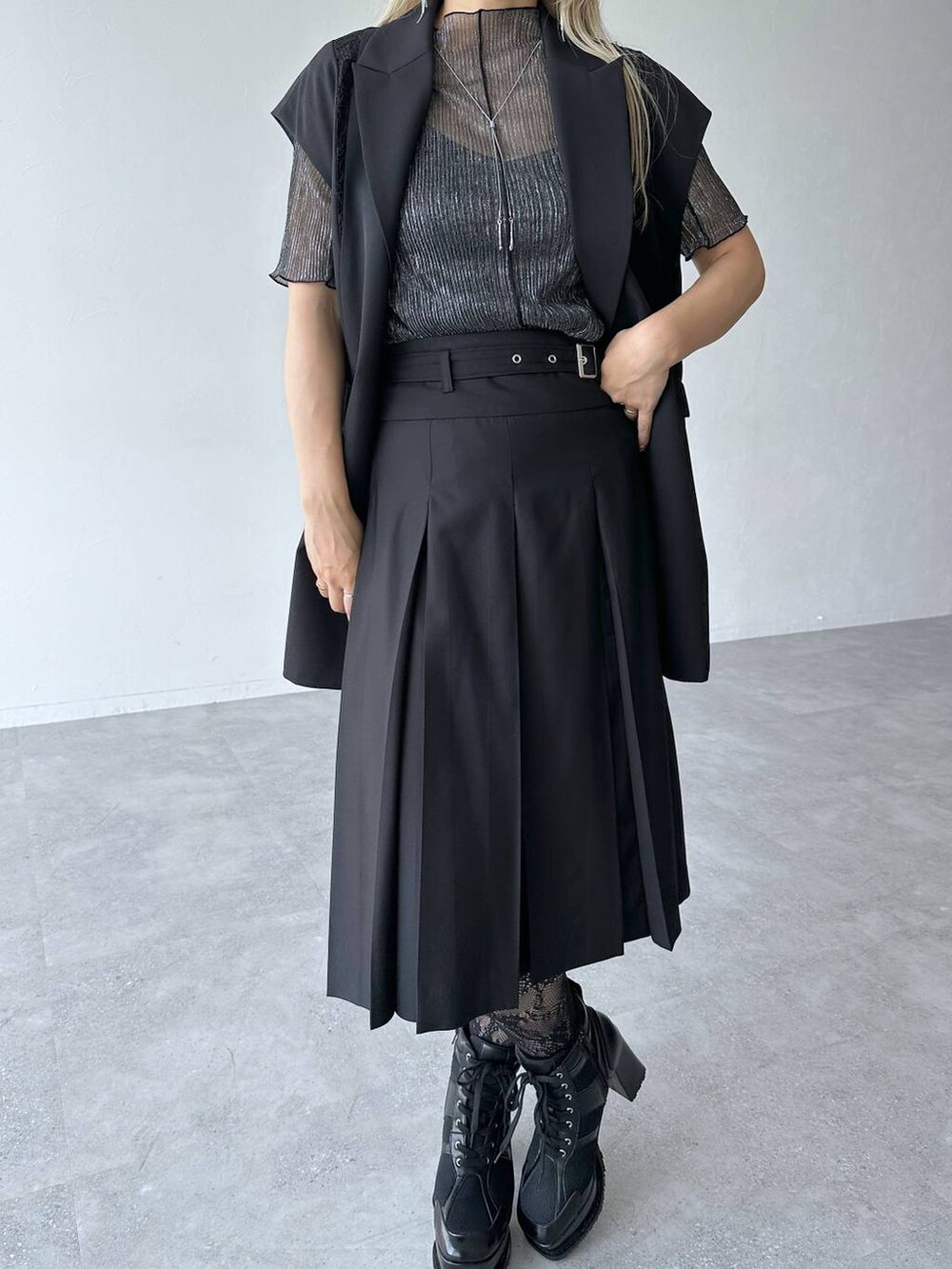 「体型カバー、着痩せ・細見え、モード、結婚式2次会、休日コーデ、デート/ロマンティック、夏コーデ、女子会、個性派、モテ、きれいめ、カラーコーデ_HARE、HARE、ベスト、Tシャツ」｜「HAREのラメシアーモックネックトップス(HARE)（Tシャツ/カットソー、ブラック系）」を使った、hare_usamiさん（骨格ウェーブ・レディース・158cm）の夏コーディネートの6枚目の写真