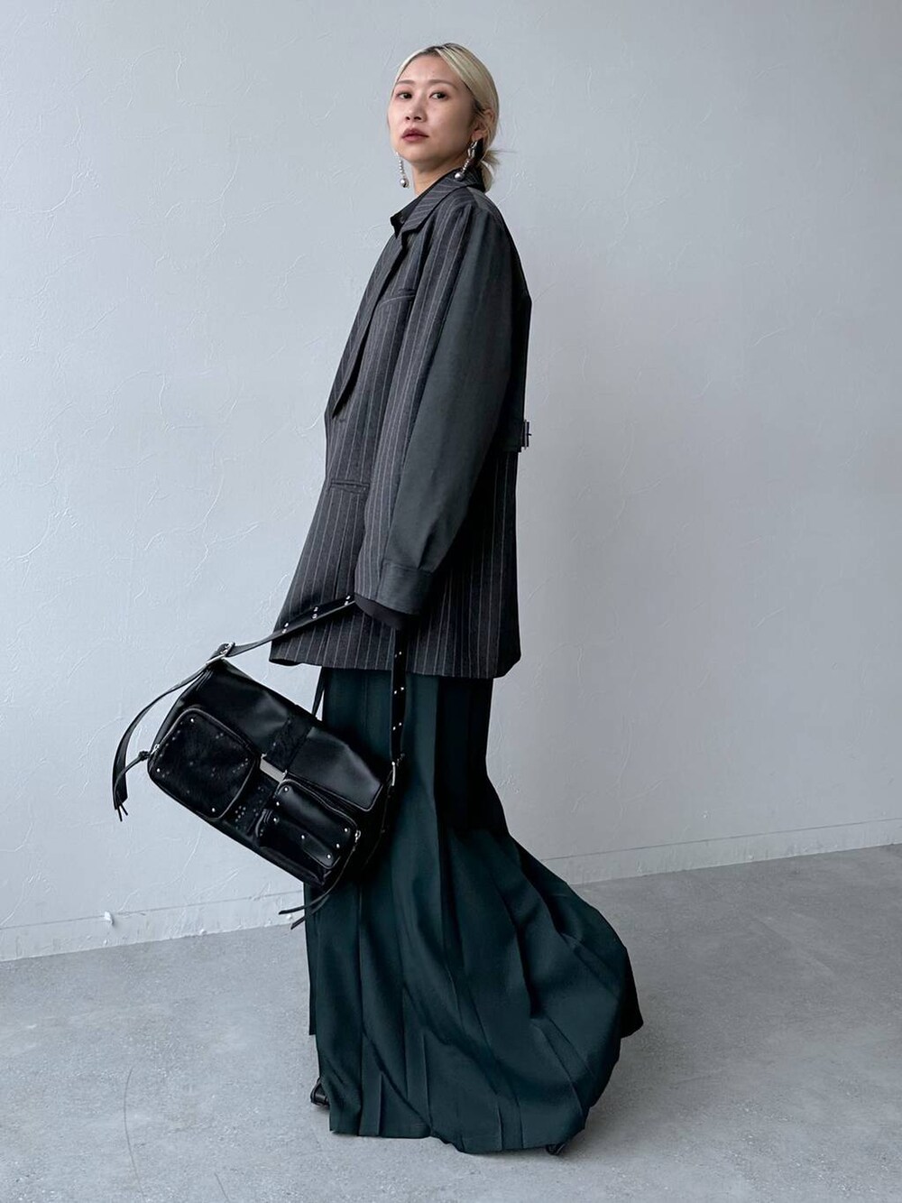 ブラック系のバレエシューズ、ブラック系のショルダーバッグ、グリーン系のその他パンツを着用したレディースの秋コーディネートの2枚目の写真