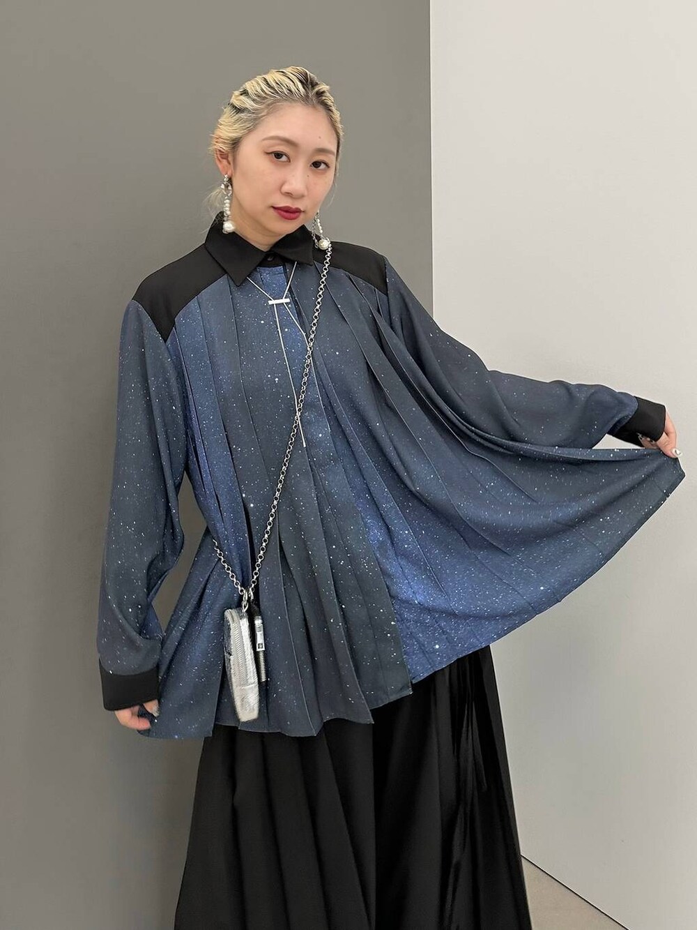 「体型カバー、着痩せ・細見え、モード、結婚式2次会、休日コーデ、デート/ロマンティック、秋コーデ、女子会、個性派、モテ、きれいめ、カラーコーデ_HARE、HARE、シャツ、シャツスタイル」｜「HAREのメタルヒールストレッチブーツ(HARE)（ブーツ、シルバー系）」を使った、hare_usamiさん（レディース・158cm）の秋コーディネートの9枚目の写真