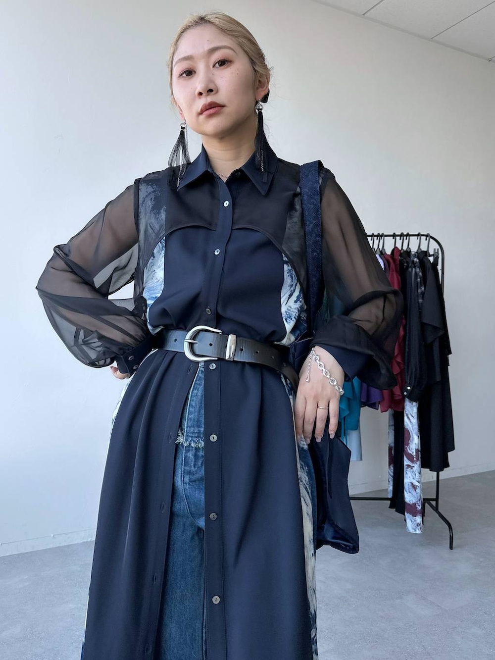 「ワンピース、ベルト、デニムパンツ、きれいめ、着痩せ・細見え、モード、結婚式2次会、休日コーデ、デート/ロマンティック、春コーデ、女子会、個性派、モテ、カラーコーデ_HARE、HARE」｜「HAREの【オケージョン/セレモニー/結婚式】シアーガラキリカエワンピース(HARE)（ワンピース、ブルー系）」を使った、hare_usamiさん（レディース・158cm）の春コーディネートの6枚目の写真