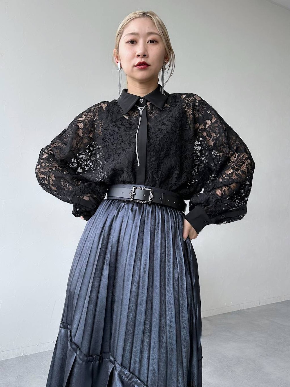「きれいめ、体型カバー、着痩せ・細見え、モード、結婚式2次会、休日コーデ、デート/ロマンティック、女子会、個性派、モテ、カラーコーデ_HARE、HARE、スカート、シャツ、シャツスタイル」｜「HAREのイソザイポケットショルダーバッグ(HARE)（ショルダーバッグ、グレー系）」を使った、hare_usamiさん（レディース・158cm）の冬コーディネートの4枚目の写真