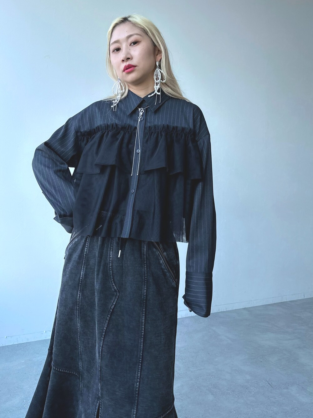 「お出かけコーデ、オトナカワイイ、ootd、お洒落さんとつながりたい、きれいめカジュアル、秋のコーデ、スカートコーデ」｜「HAREの【SETUP対応】ピグメントスウェットマーメイドスカート(HARE)（スカート、ブラック系）」を使った、hare_usamiさん（骨格ウェーブ・レディース・158cm）の夏コーディネートの3枚目の写真