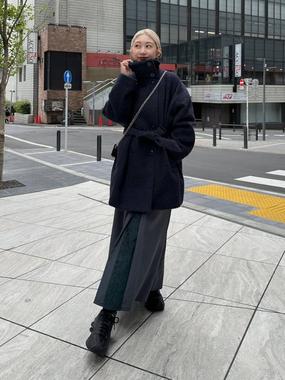 「体型カバー、着痩せ・細見え、モード、結婚式2次会、休日コーデ、デート/ロマンティック、秋コーデ、女子会、個性派、モテ、きれいめ、カラーコーデ_HARE、HARE、コート、ピーコート」｜「HAREのシャギースタンドブルゾン(HARE)（ブルゾン、パープル系）」を使った、hare_usamiさん（レディース・158cm）の秋コーディネートの8枚目の写真