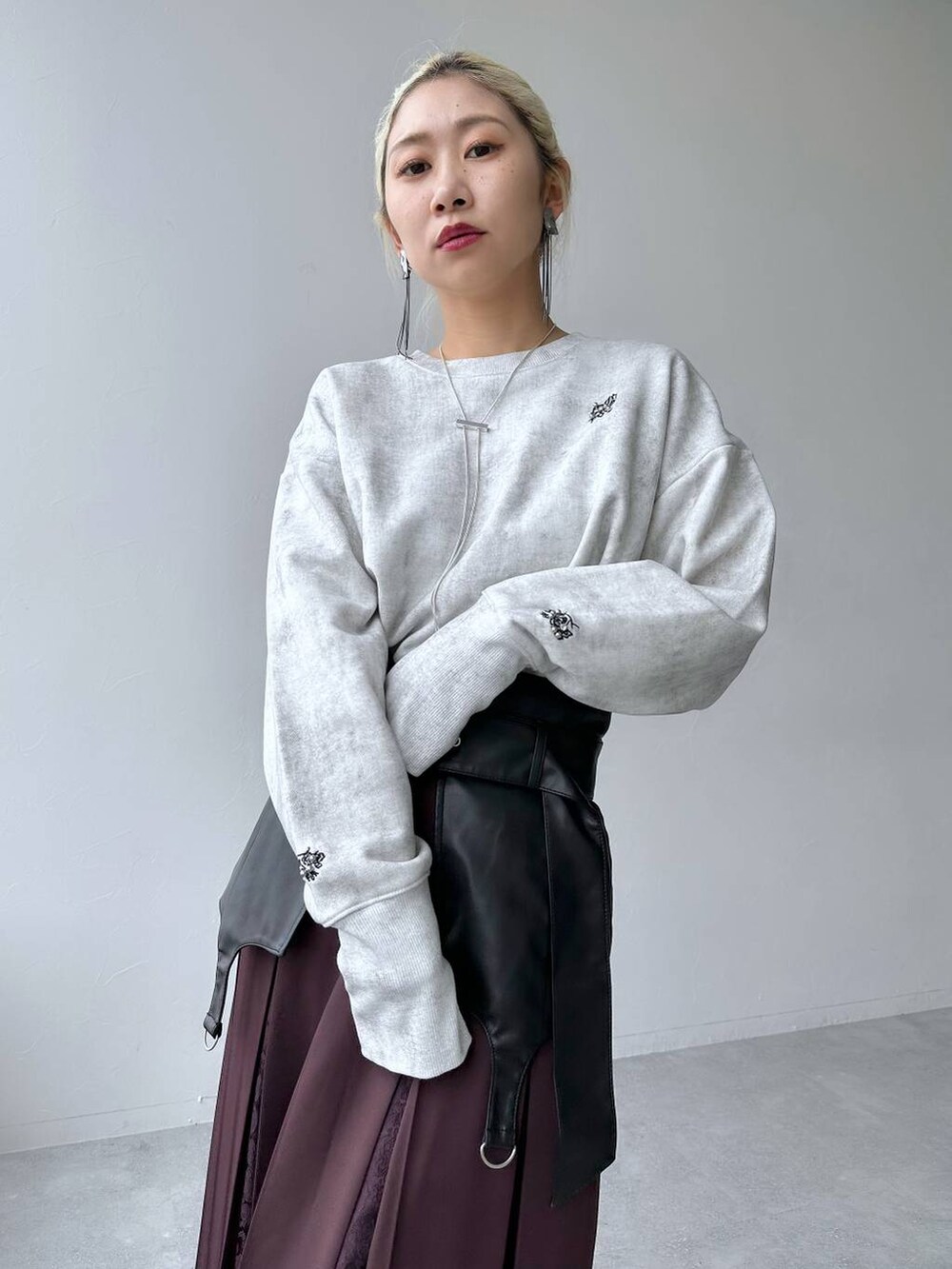「体型カバー、着痩せ・細見え、モード、結婚式2次会、休日コーデ、デート/ロマンティック、秋コーデ、女子会、個性派、モテ、きれいめ、カラーコーデ_HARE、HARE、スウェット、ベルト」｜「HAREのレザーコルセット(HARE)（ベルト、ブラック系）」を使った、hare_usamiさん（骨格ウェーブ・レディース・158cm）の秋コーディネートの4枚目の写真