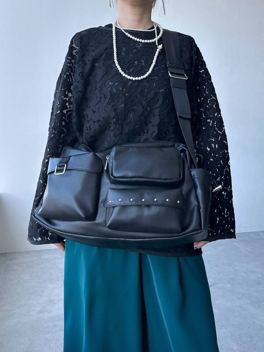 「体型カバー、着痩せ・細見え、モード、結婚式2次会、休日コーデ、デート/ロマンティック、秋コーデ、女子会、個性派、モテ、きれいめ、カラーコーデ_HARE、HARE、ワイドパンツ、ショルダーバッグ」｜「HAREのメタルヒールメッシュブーサン(HARE)（サンダル、ブラック系）」を使った、hare_usamiさん（骨格ウェーブ・レディース・158cm）の春コーディネートの3枚目の写真