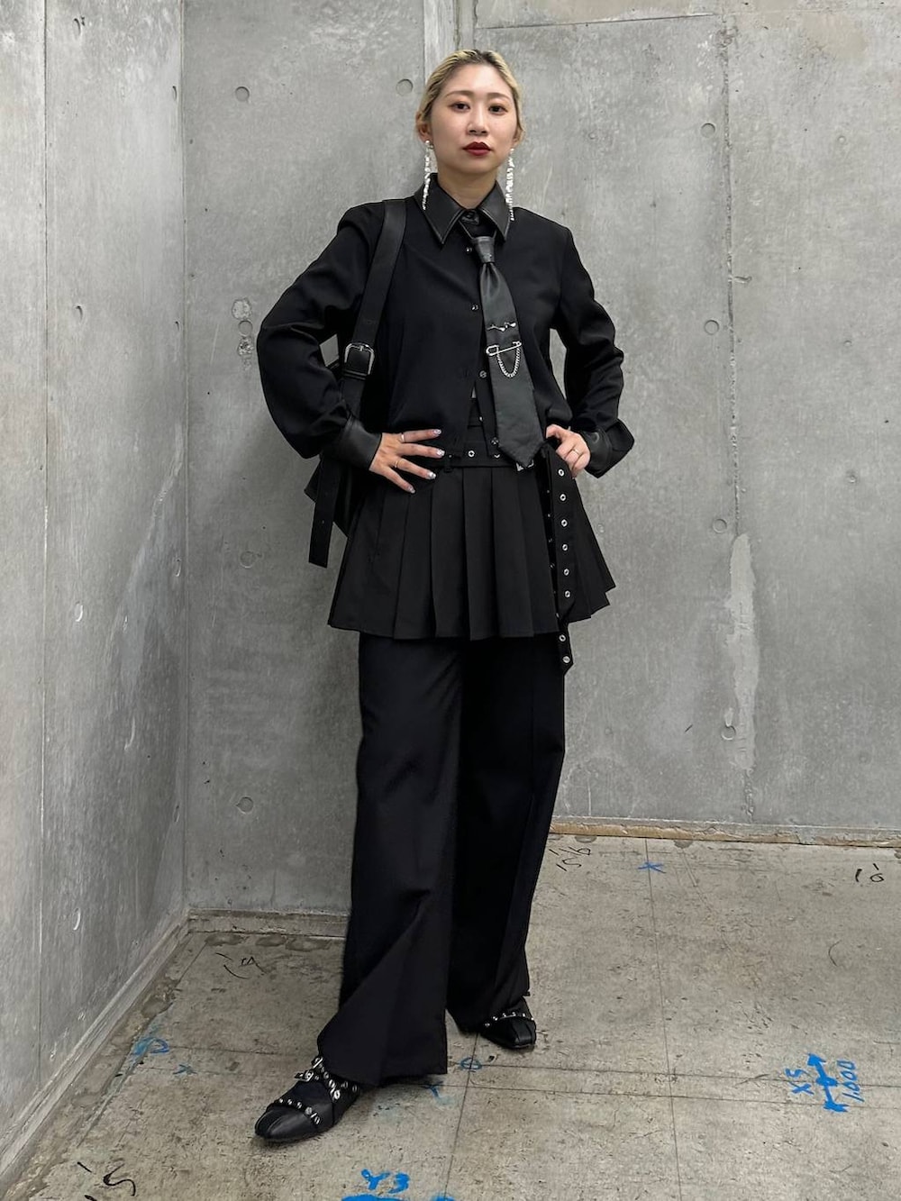 ブラック系のショルダーバッグ、ブラック系のバレエシューズ、シルバー系のピアス（両耳用）を着用したレディースの秋コーディネートの9枚目の写真