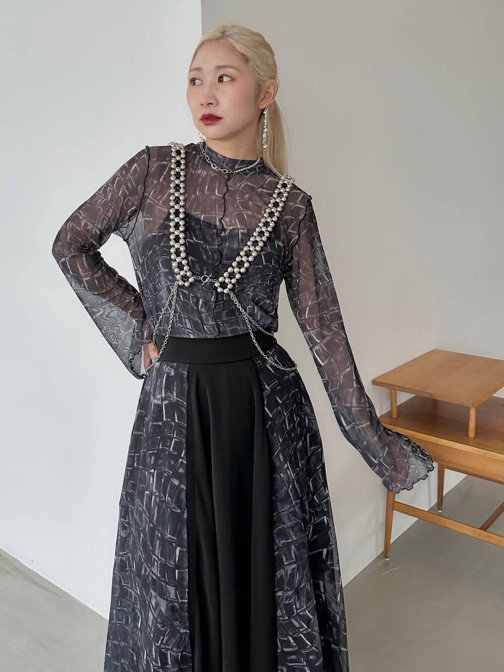 「セットアップ、ロングスカート、ブーツ、体型カバー、着痩せ・細見え、モード、結婚式2次会、休日コーデ、デート/ロマンティック、秋コーデ、女子会、個性派、モテ、きれいめ、カラーコーデ_HARE」｜「HAREのメタルヒールストレッチブーツ(HARE)（ブーツ、シルバー系）」を使った、hare_usamiさん（骨格ウェーブ・レディース・158cm）の夏コーディネートの3枚目の写真