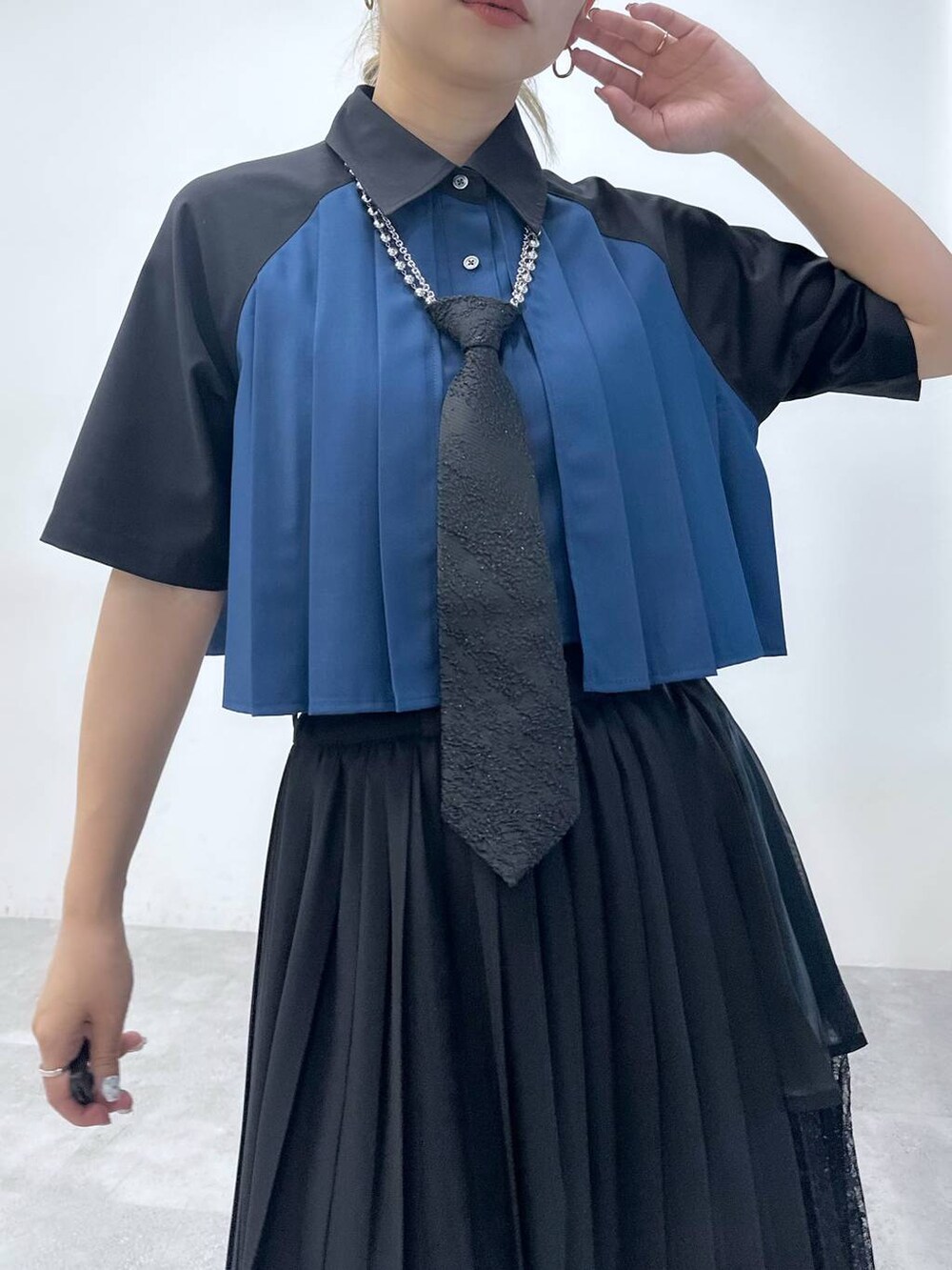 「カラーコーデ_HARE、HARE、ロングスカート、シャツ、体型カバー、着痩せ・細見え、モード、結婚式2次会、休日コーデ、デート/ロマンティック、秋コーデ、女子会、個性派、モテ、きれいめ」｜「HAREのメタルヒールメッシュブーサン(HARE)（サンダル、ブラック系）」を使った、hare_usamiさん（骨格ウェーブ・レディース・158cm）の春コーディネートの4枚目の写真