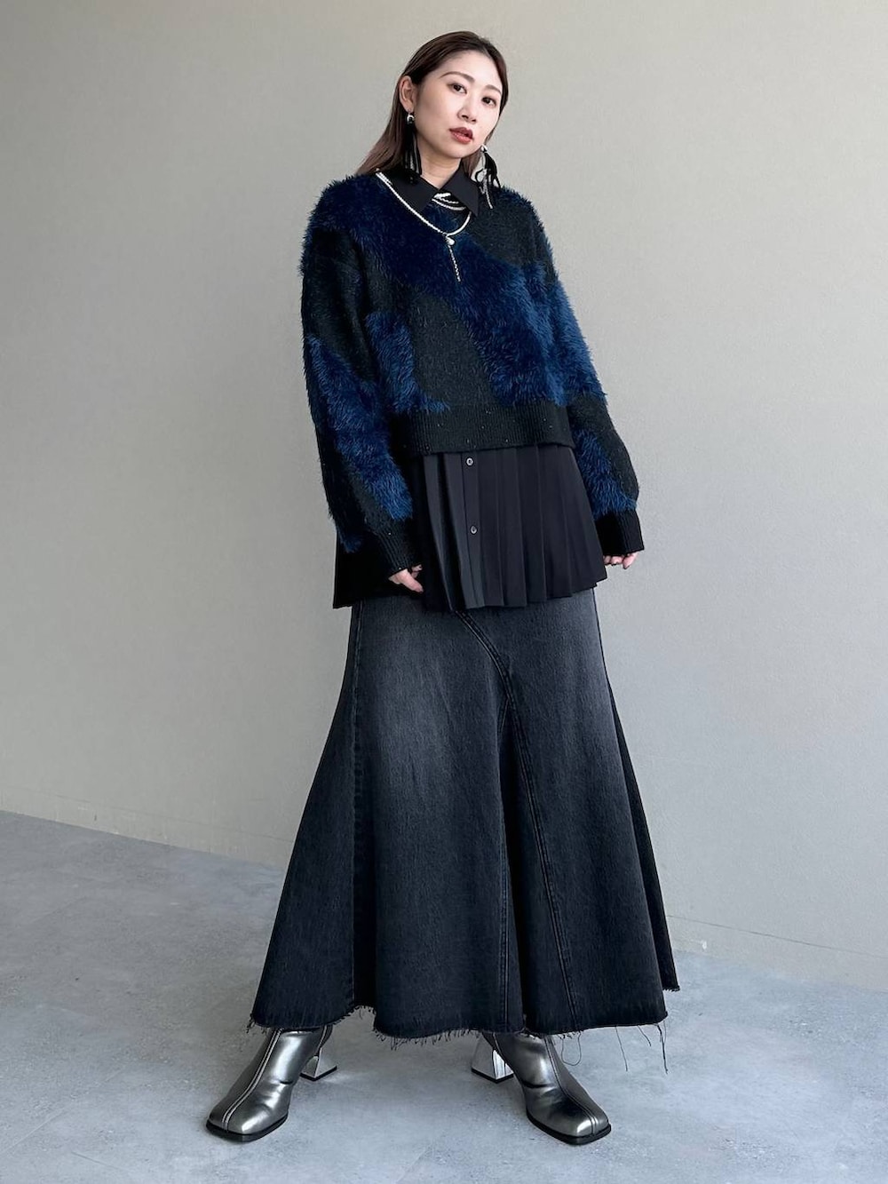 ブラック系のデニムスカート、シルバー系のブーツ、ブラック系のシャツ/ブラウスを着用したレディースの秋コーディネートの7枚目の写真