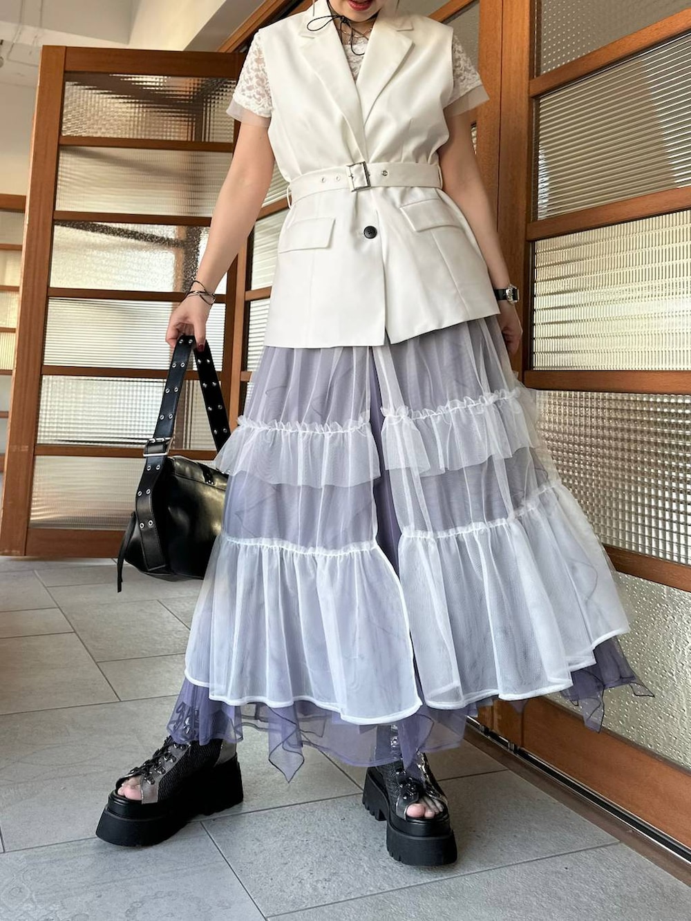 「きれいめ、着痩せ・細見え、モード、結婚式2次会、休日コーデ、デート/ロマンティック、春コーデ、女子会、個性派、モテ、カラーコーデ_HARE、HARE、ワンピース、スカート」｜「HAREのデザインレースアップブーサン(HARE)（サンダル、シルバー系）」を使った、hare_usamiさん（レディース・158cm）の春コーディネートの6枚目の写真