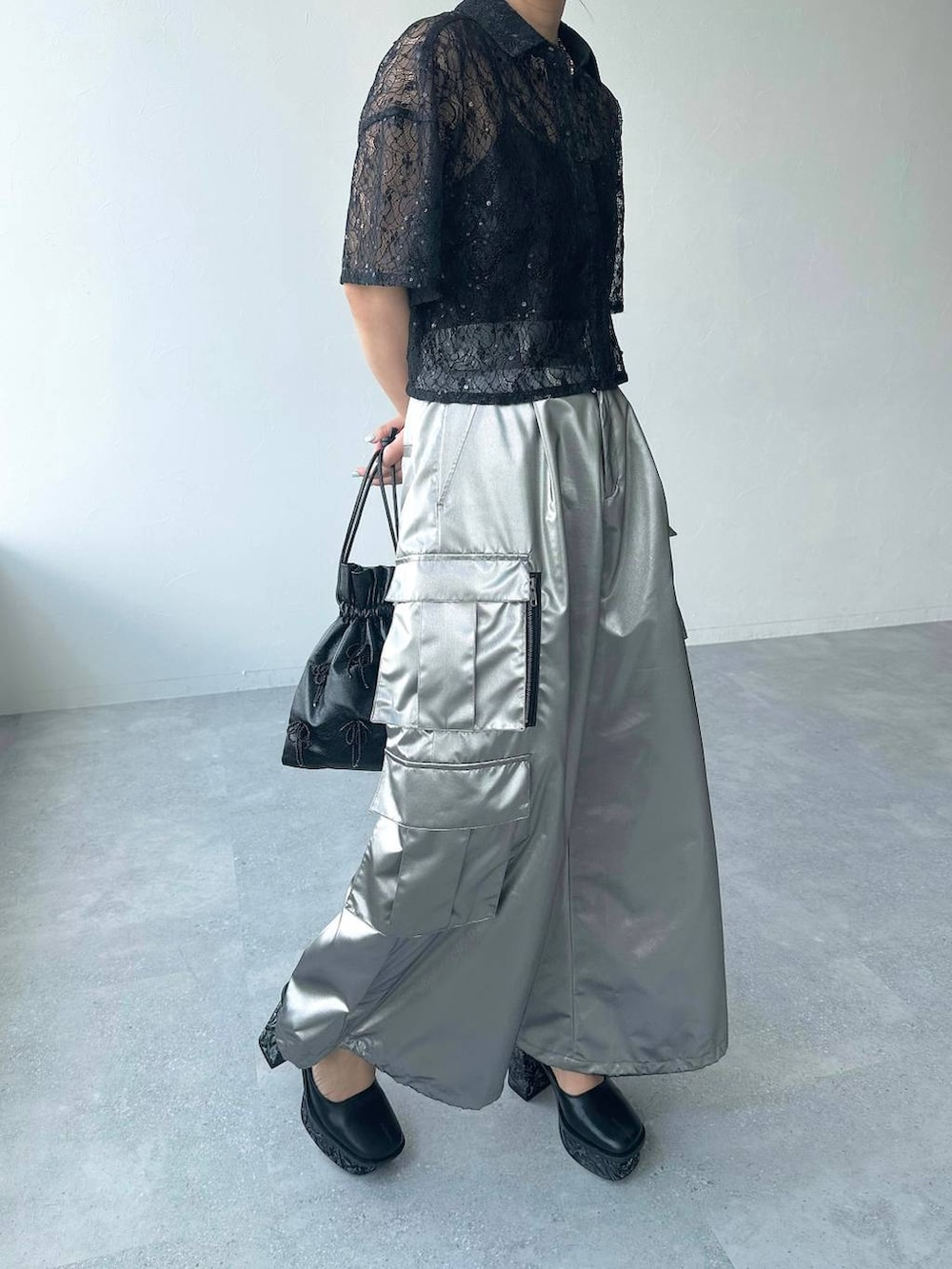 「シャツ、ワイドパンツ、シャツスタイル、体型カバー、着痩せ・細見え、モード、結婚式2次会、休日コーデ、デート/ロマンティック、夏コーデ、女子会、個性派、モテ、きれいめ、カラーコーデ_HARE」｜「HAREのガラソールチャンキーパンプス(HARE)（パンプス、グレー系）」を使った、hare_usamiさん（骨格ウェーブ・レディース・158cm）の夏コーディネートの5枚目の写真