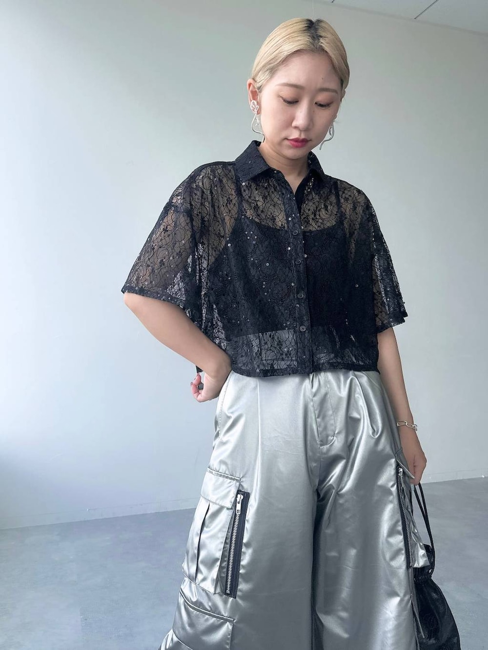 「シャツ、ワイドパンツ、シャツスタイル、体型カバー、着痩せ・細見え、モード、結婚式2次会、休日コーデ、デート/ロマンティック、夏コーデ、女子会、個性派、モテ、きれいめ、カラーコーデ_HARE」｜「HAREのガラソールチャンキーパンプス(HARE)（パンプス、グレー系）」を使った、hare_usamiさん（骨格ウェーブ・レディース・158cm）の夏コーディネートの7枚目の写真