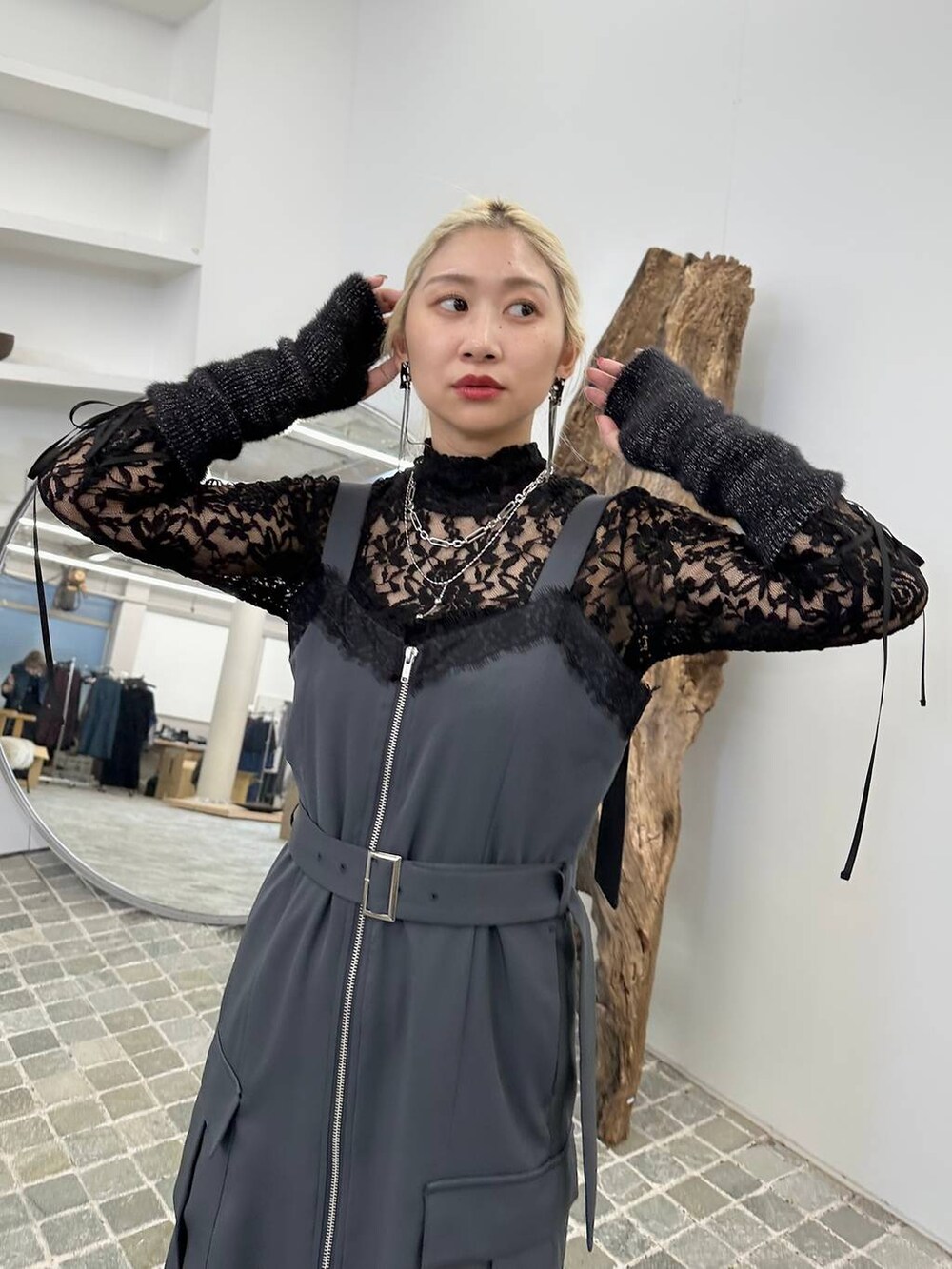 「モテ、きれいめ、カラーコーデ_HARE、HARE、ワンピース、ブーツ、体型カバー、着痩せ・細見え、モード、結婚式2次会、休日コーデ、デート/ロマンティック、秋コーデ、女子会、個性派」｜「HAREのモールレースタイトトップス(HARE)（Tシャツ/カットソー、ブラック系）」を使った、hare_usamiさん（骨格ウェーブ・レディース・158cm）の秋コーディネートの4枚目の写真