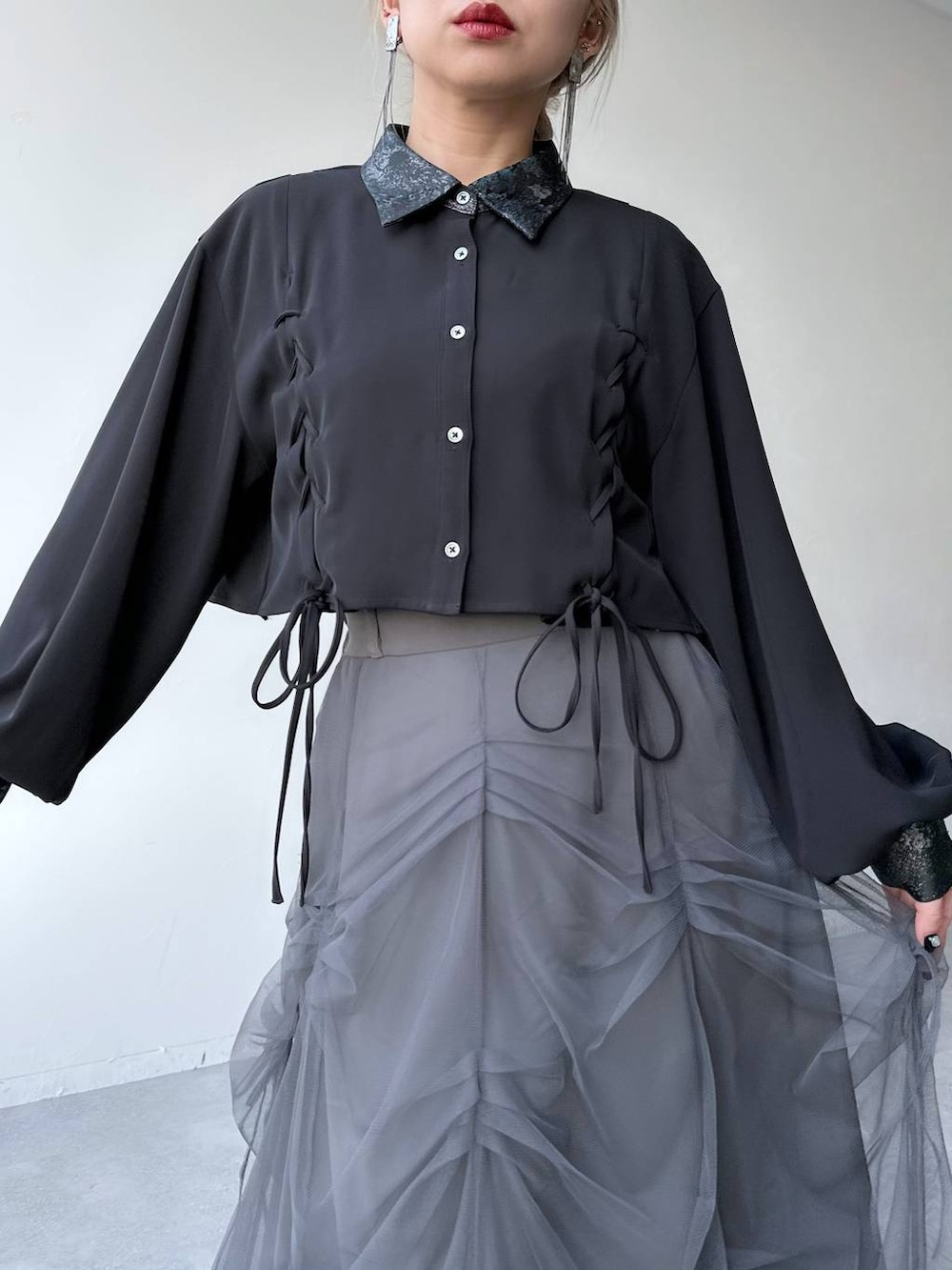 「体型カバー、着痩せ・細見え、モード、結婚式2次会、休日コーデ、デート/ロマンティック、秋コーデ、女子会、個性派、モテ、HARE、スカート、シャツ、きれいめ、カラーコーデ_HARE」｜「HAREのキリカエジャガードレースアップシャツ(HARE)（シャツ/ブラウス、ブルー系）」を使った、hare_usamiさん（レディース・158cm）の冬コーディネートの9枚目の写真