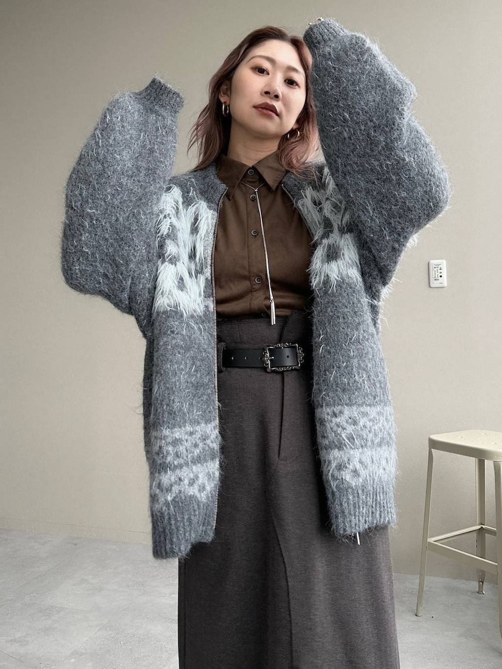 ブラック系のブーツ、ブラウン系のシャツ/ブラウス、グレー系のカーディガン/ボレロを着用したレディースの秋コーディネートの4枚目の写真